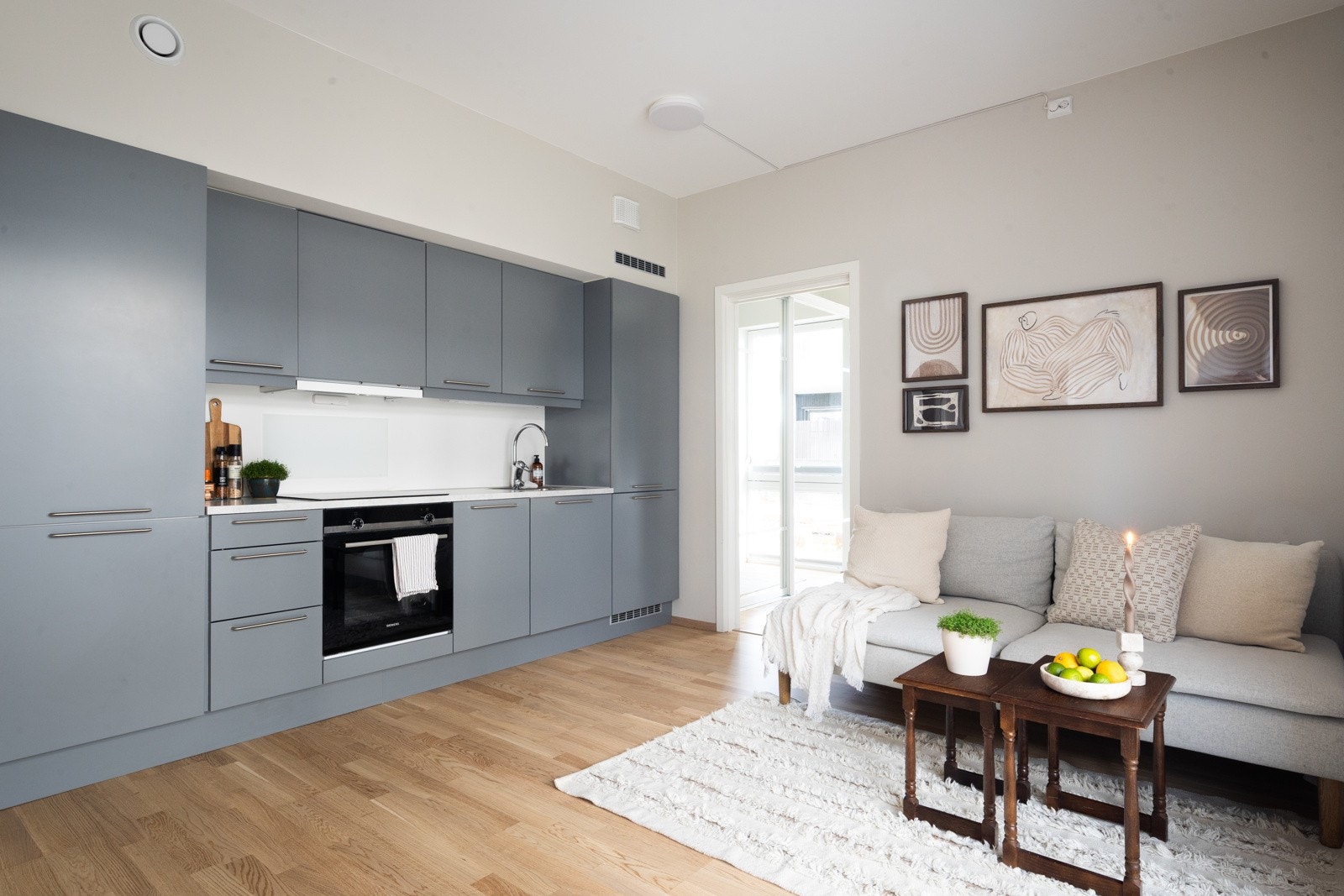 Kjøkkenet fra HTH fremstår som svært stilrent og moderne, med slette fronter og integrerte hvitevarer som medfølger i handelen. Galleribilde