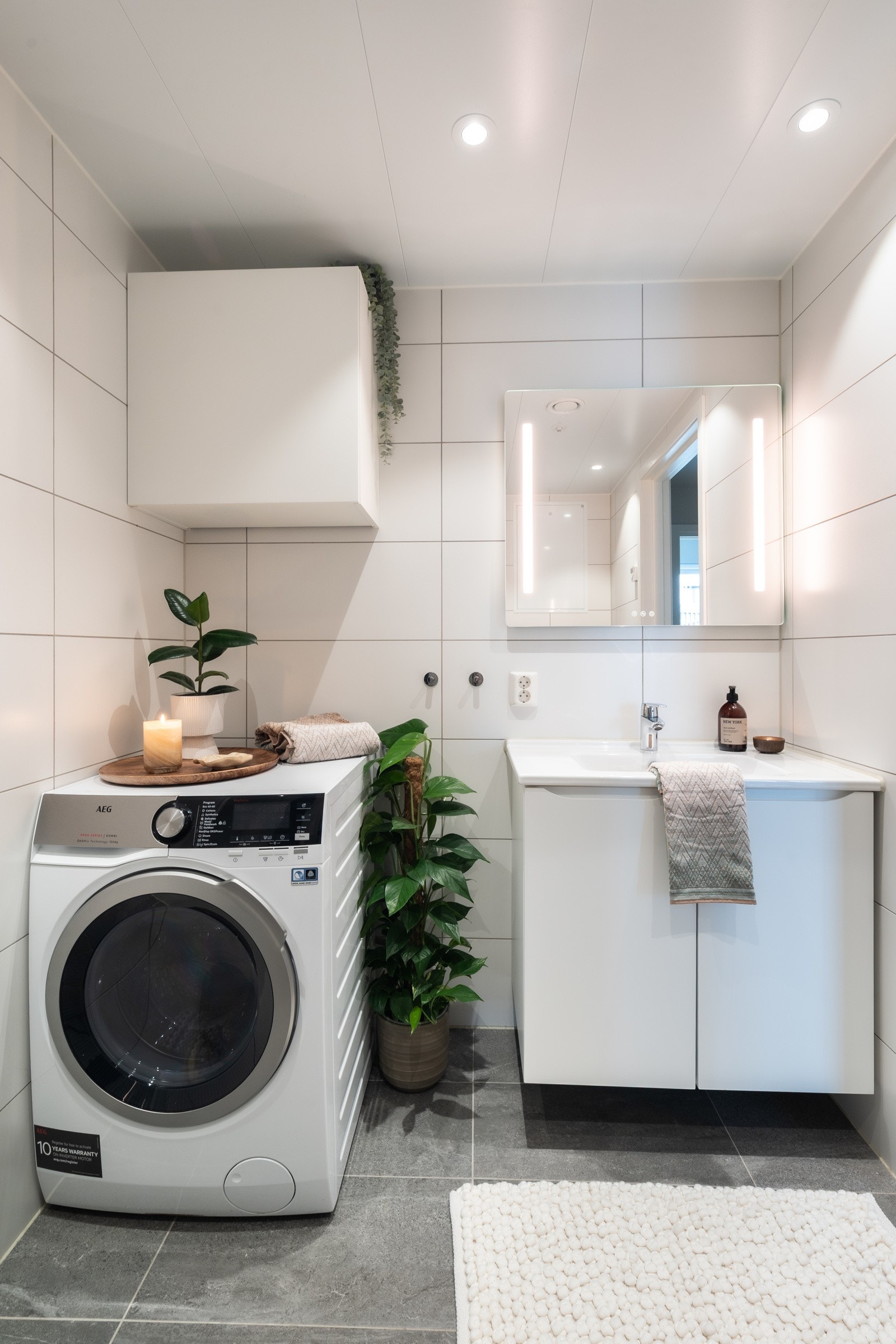 Baderommet er praktisk innredet med blant annet dusjhjørne med foldbare glassdører og opplegg for vaskemaskin. Galleribilde