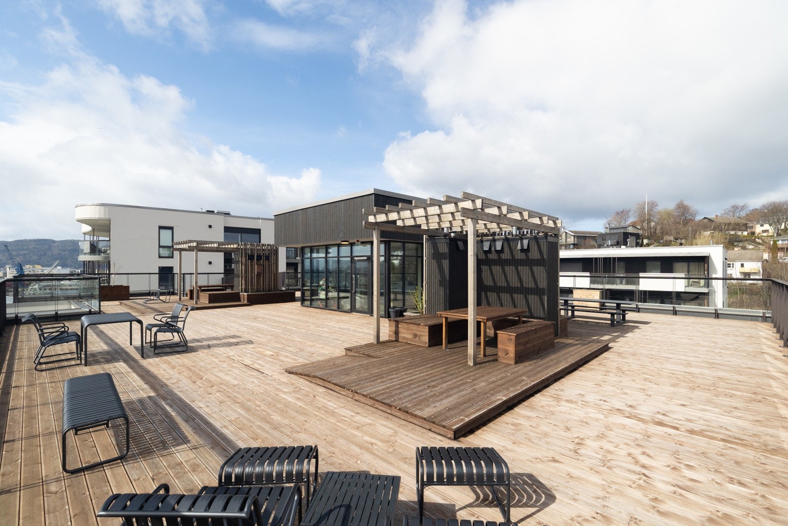 Sameiet har en herlig felles takterrasse til disposisjon for seksjonseierne. Her kan du nyte sola og sjøbrisen hele dagen! Galleribilde