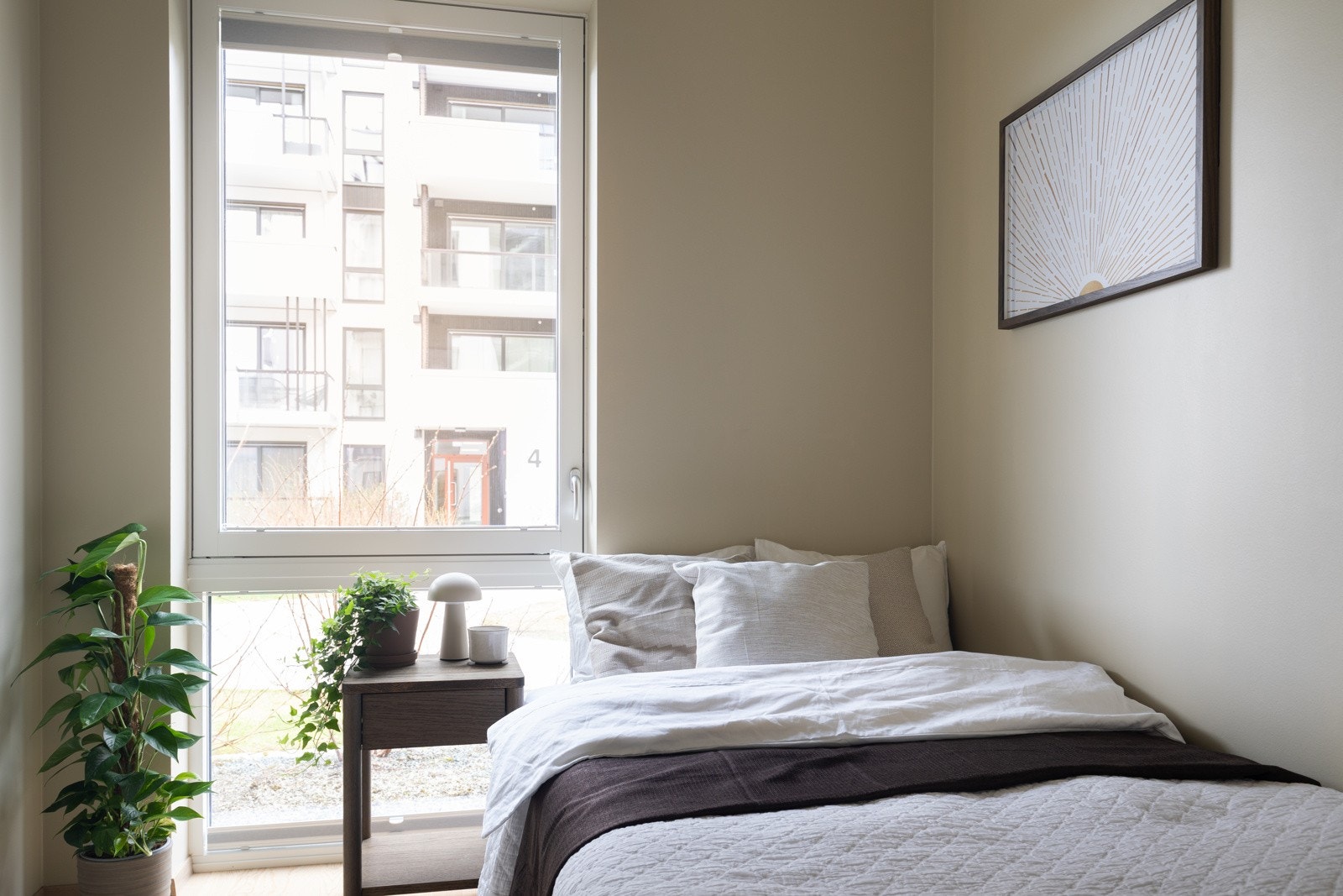 Rommet er utstyrt med et romslig garderobeskap som medfølger i handelen. Galleribilde