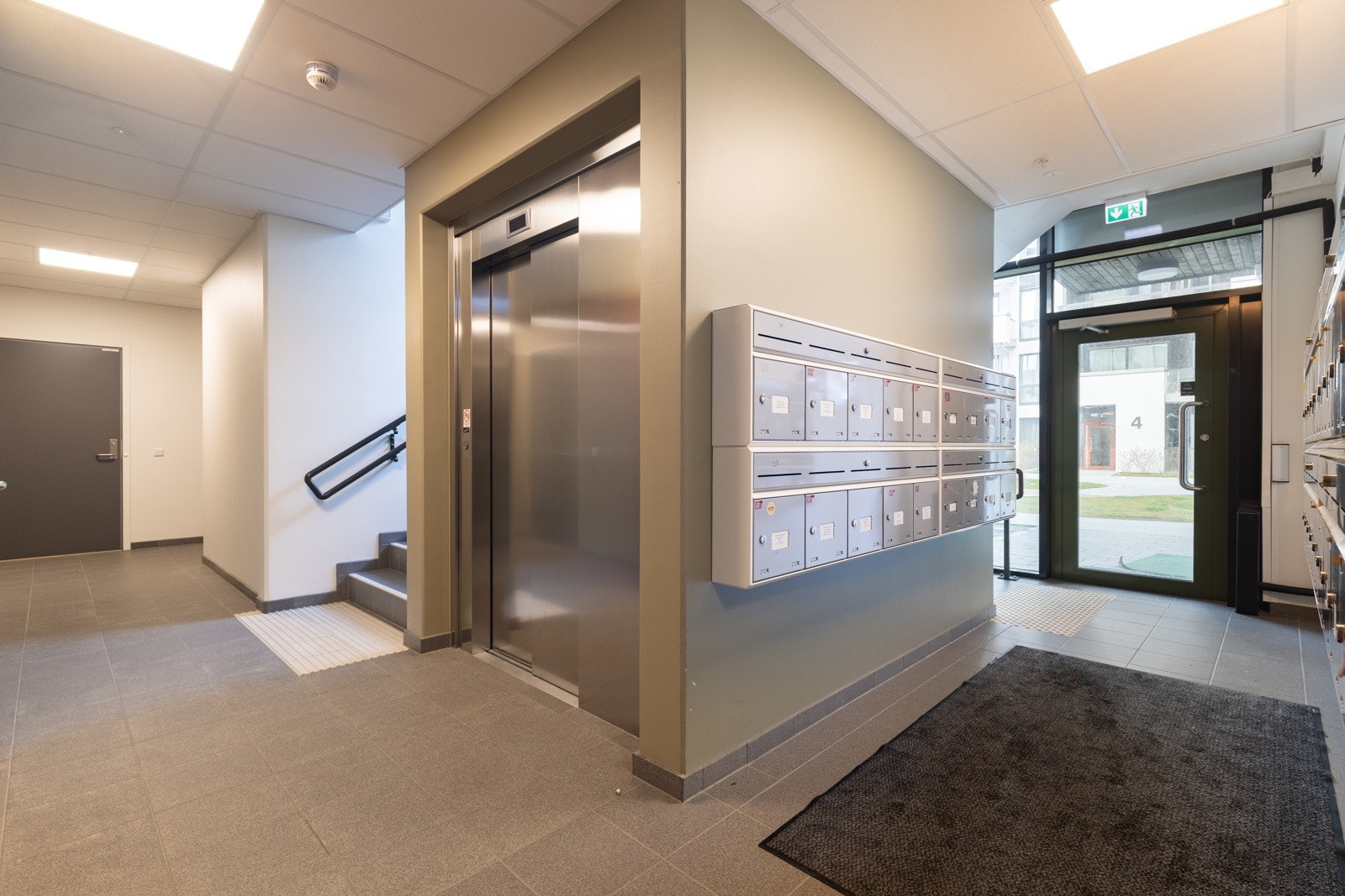 Det er heis i bygget som tar deg helt fra parkeringskjelleren opp til takterrassen. Galleribilde