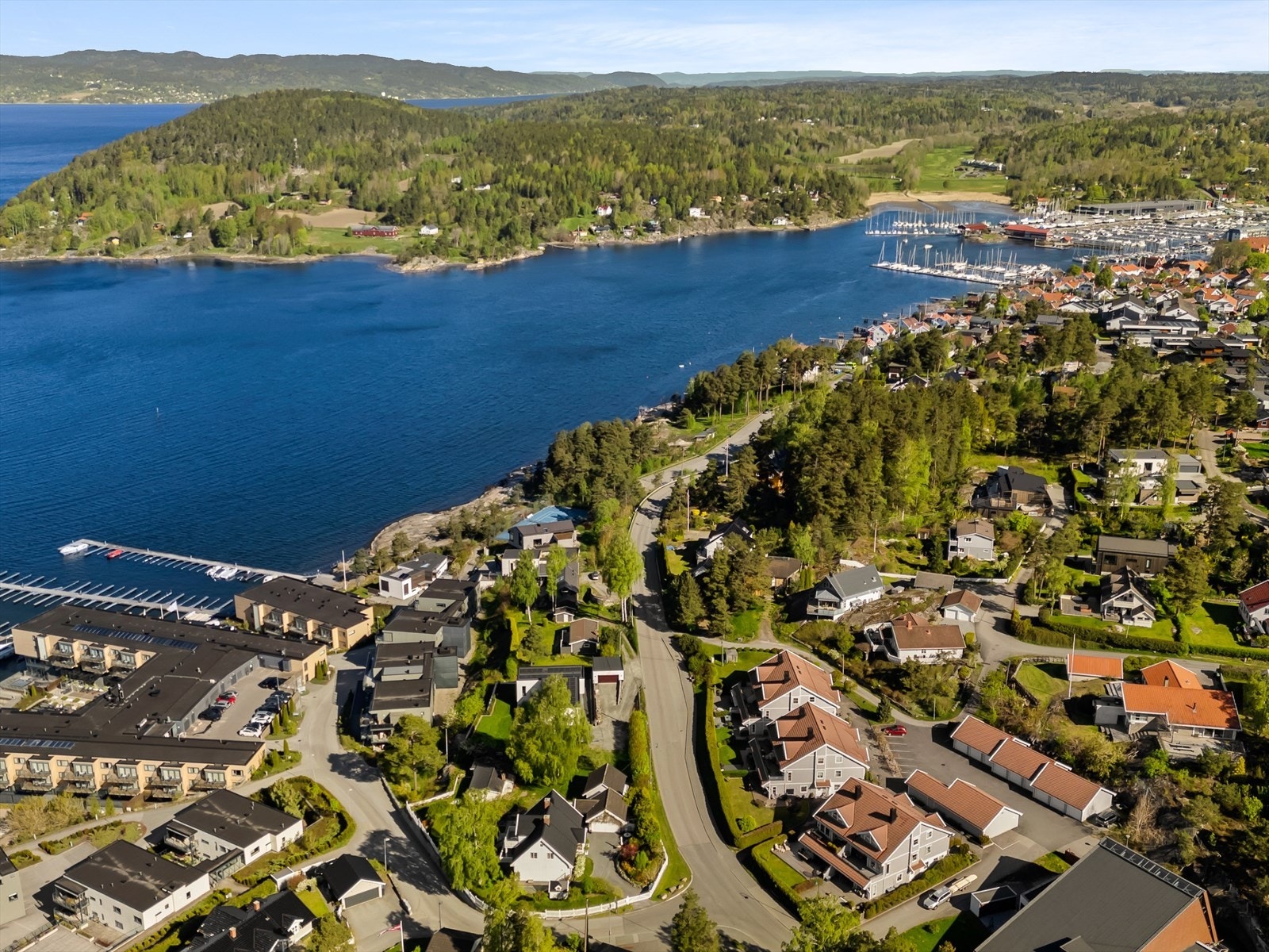 Eiendommen ligger en kort gåtur unna Son sentrum. Det er umiddelbar nærhet til bussholdeplass som korresponderer med togene. Med Follobanen er du på Oslo S på kun ca. 28 min!. Galleribilde
