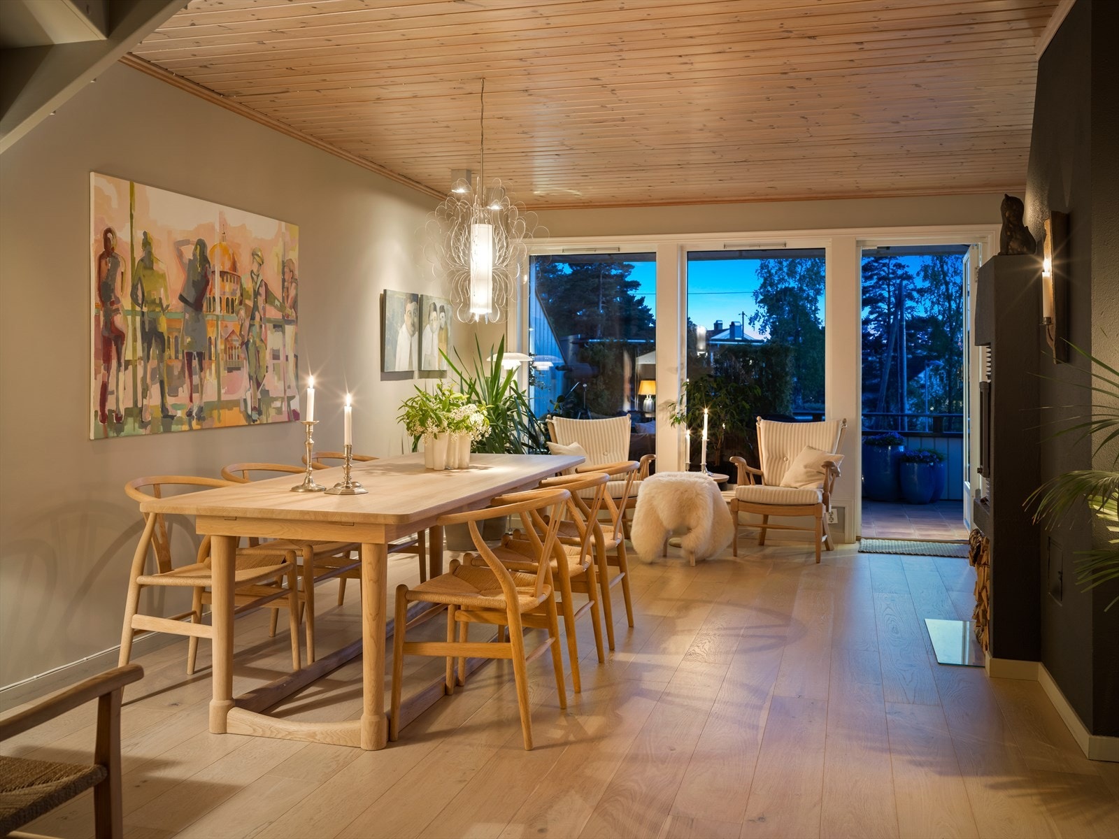 Det er godt med lysflater i stuen som gir rikelig med naturlig lys. Galleribilde