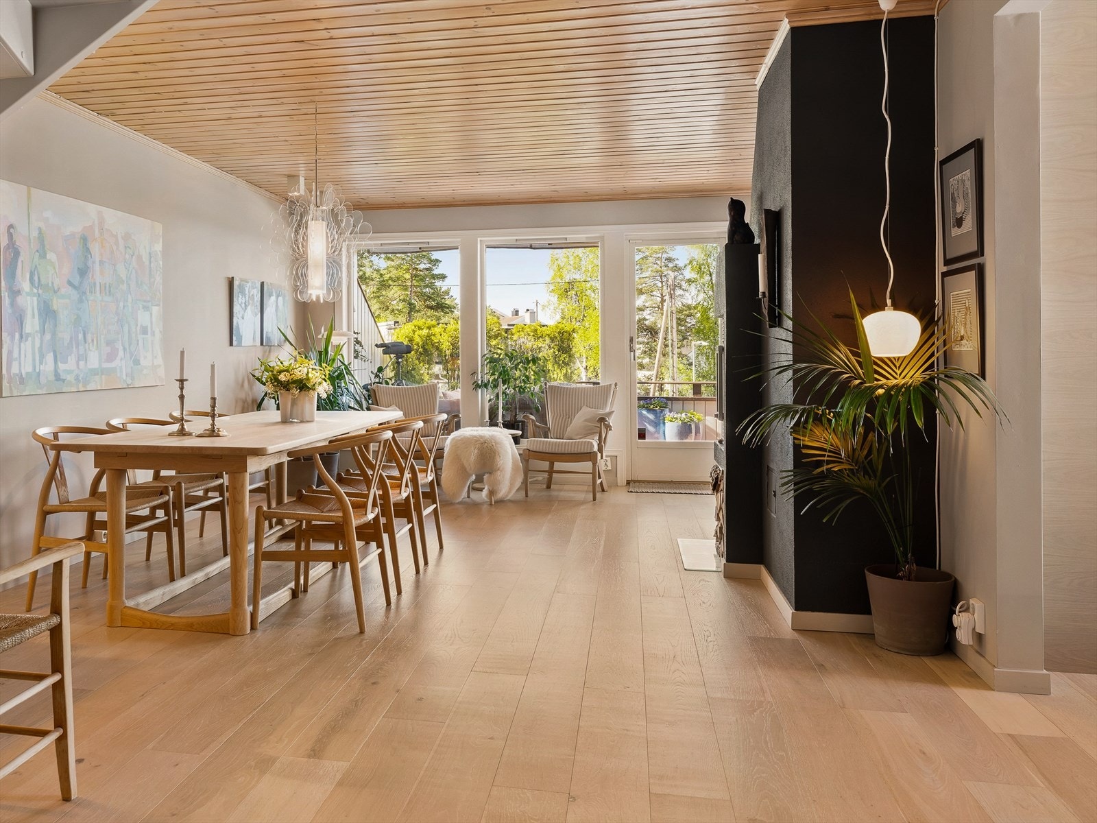 Lys og meget pen leilighet som er oppgradert. Pene og moderne fargevalg på vegger. Lekker enstavs eikeparkett i stue og kjøkken m/vk. Galleribilde