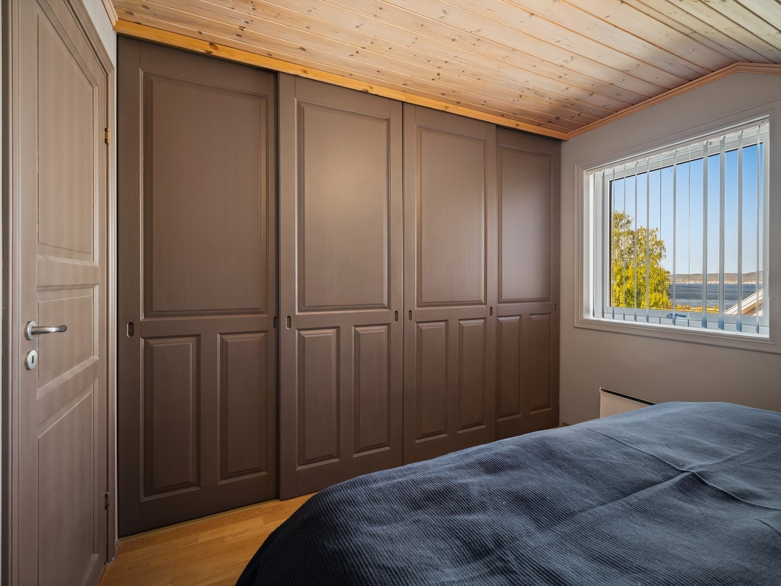 Soverom (2) har skyvedørsgarderobe. Galleribilde