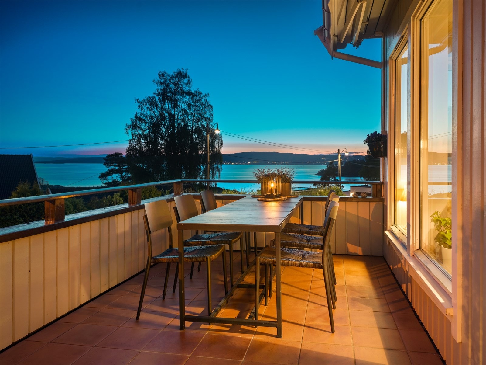 Terrasse med nydelig sjøutsikt. Flislagt gulv. Terrassemarkise. Galleribilde