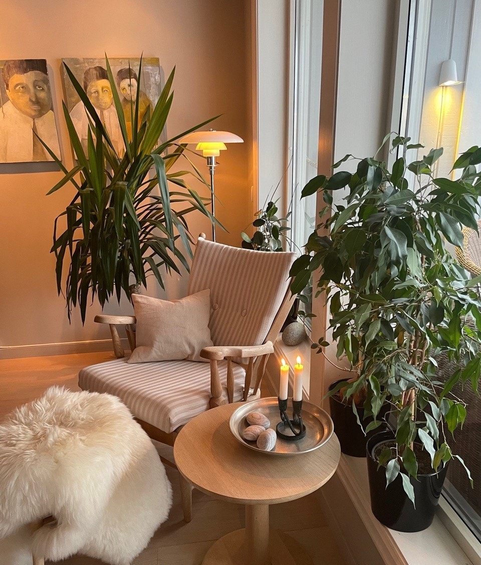 Ved vinduet i spisestuen er det en hyggelig plass til å nyte en kopp kaffe! Galleribilde