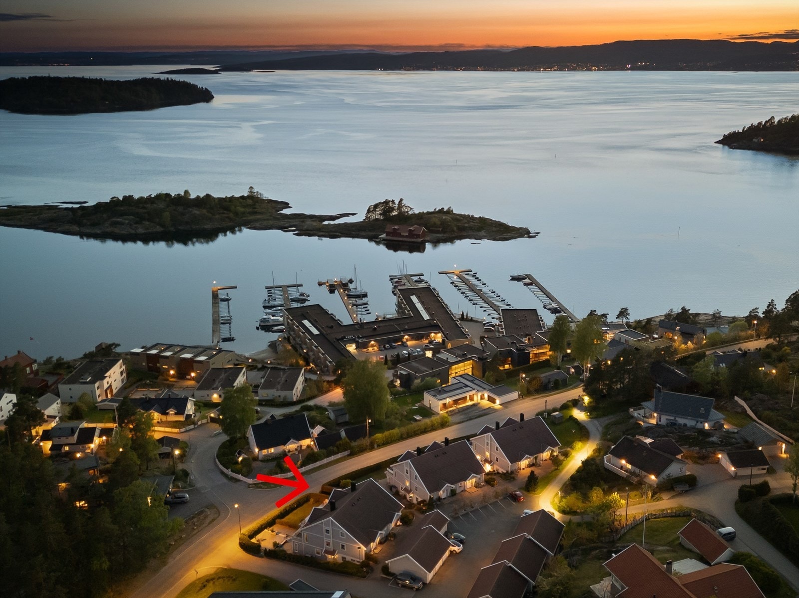 Sjelden flott og meget innholdsrik eier-leilighet med nydelig fjordutsikt beliggende i et svært ettertraktet område. Galleribilde