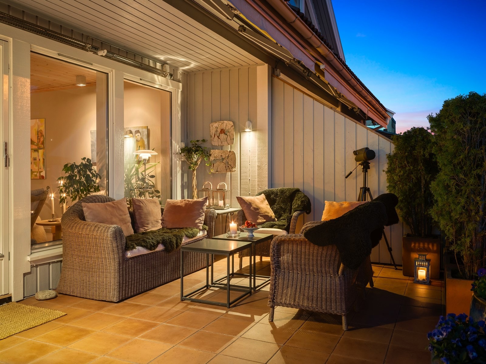 Delvis overbygget terrasse på hele 22 m2 med god plass til utemøbler. Galleribilde