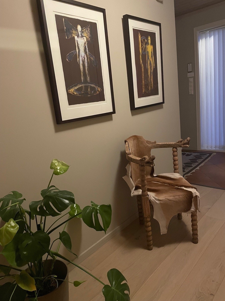 Bred gang med plass til stol. Lekker enstavs eikeparkett på gulv. Galleribilde