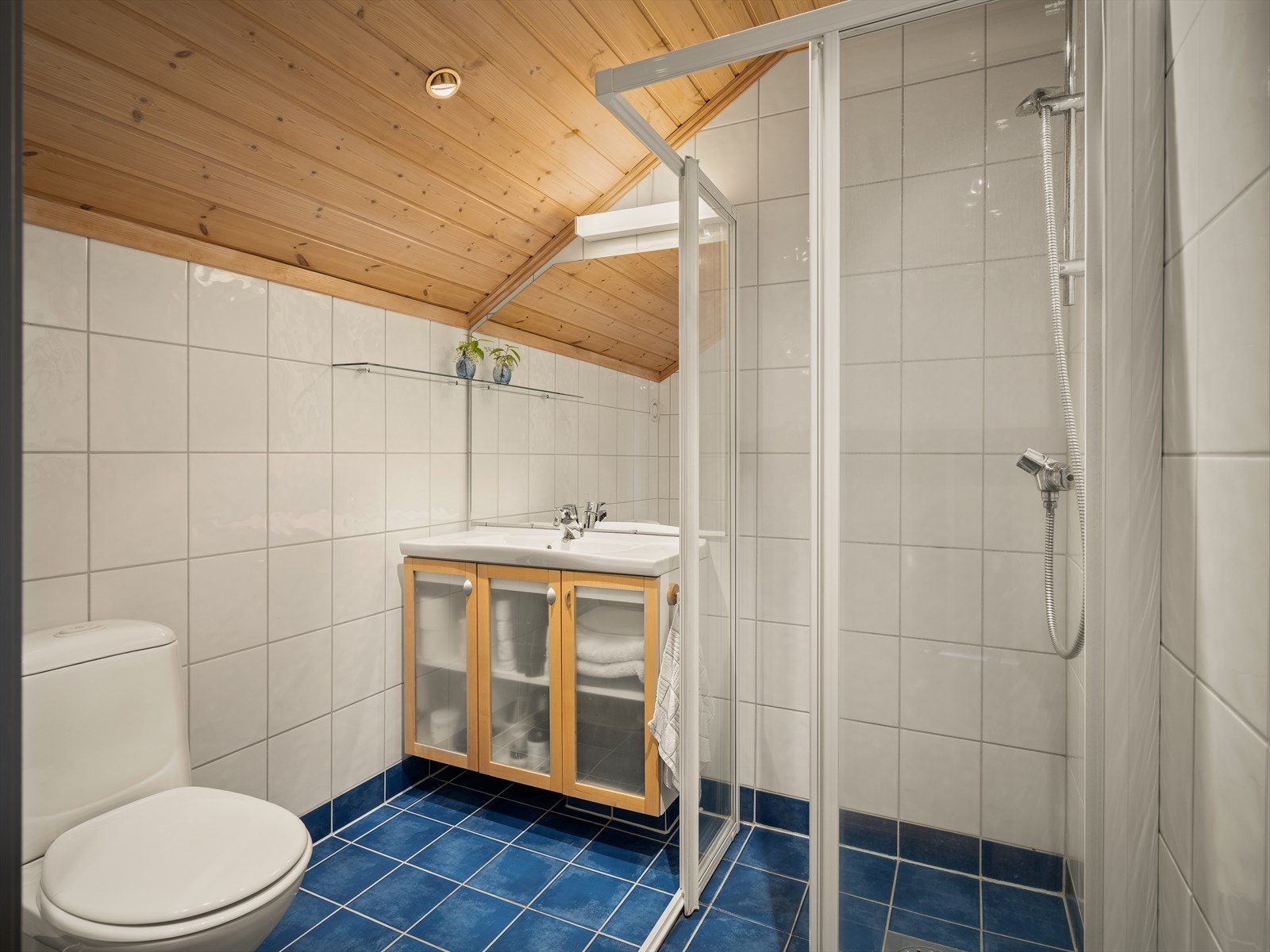 Bad i 2.etasje består av servant med innredning, dusjhjørne og gulvklosett. Galleribilde