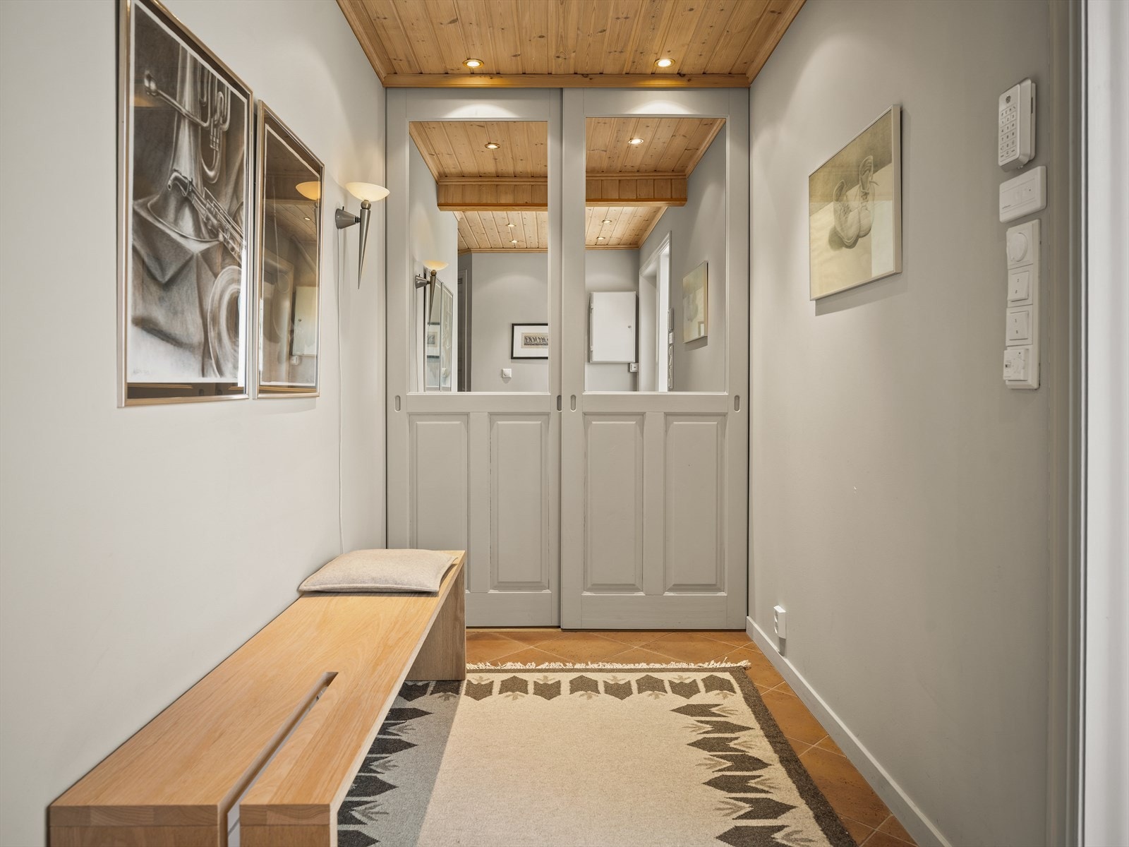 Entre med skyvedørsgarderobeskap fra Rival. Galleribilde