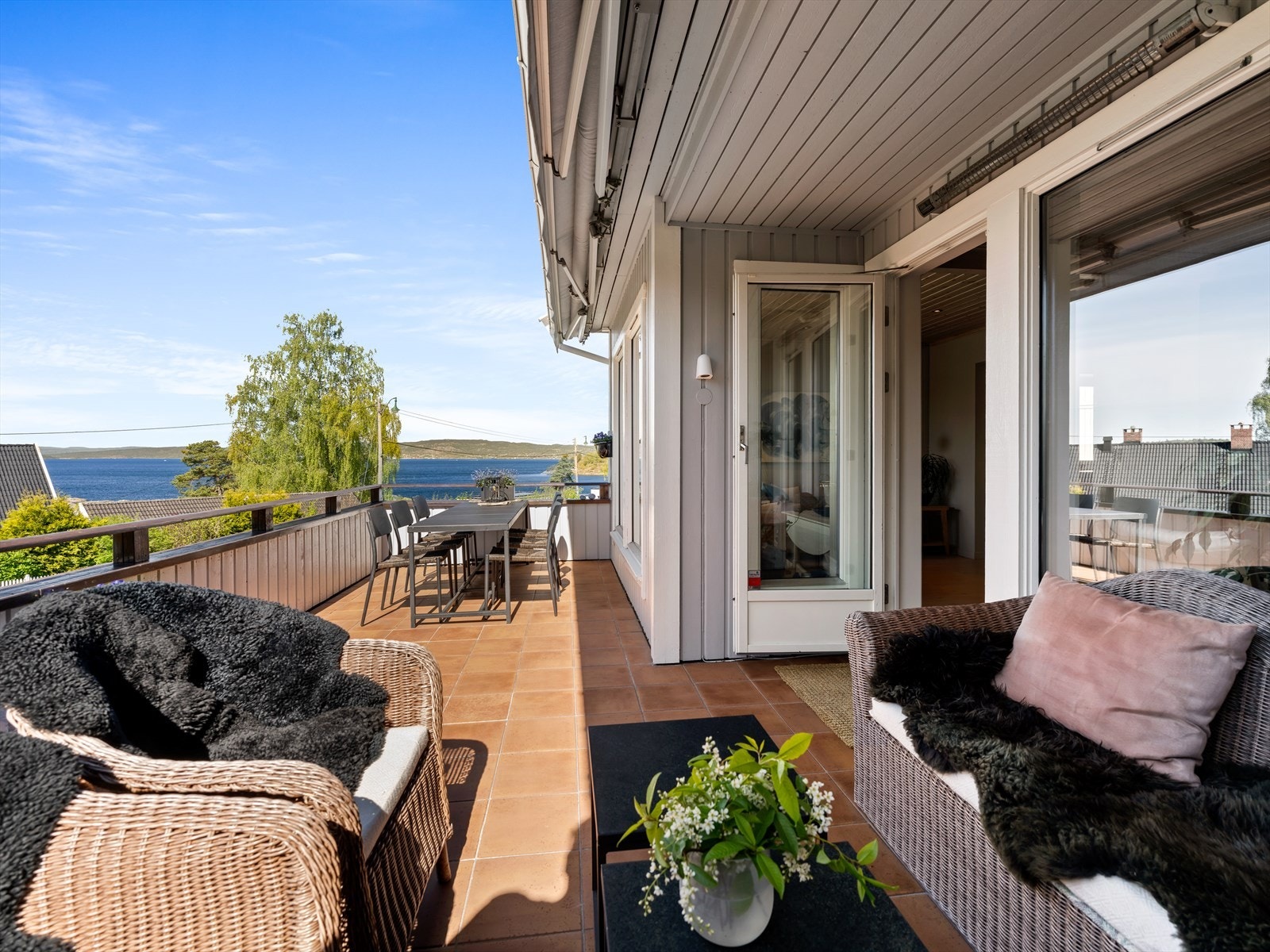 Fra stuen er det utgang til delvis overbygget terrasse på ca 22 m2. Stor el. terrassemarkise. Galleribilde