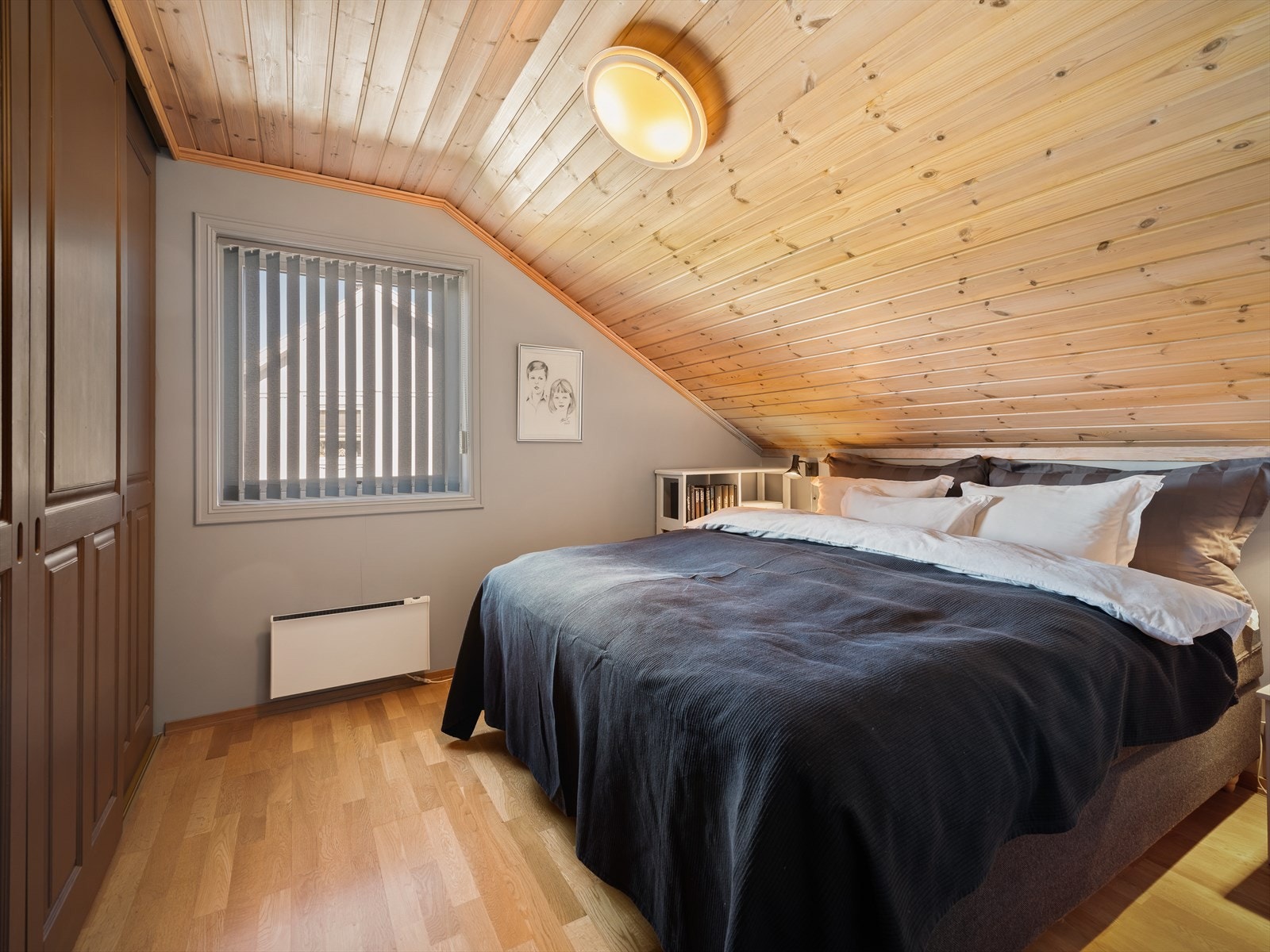 Soverom (2) Hovedsoverommet har god plass til dobbeltseng med nattbord. Galleribilde