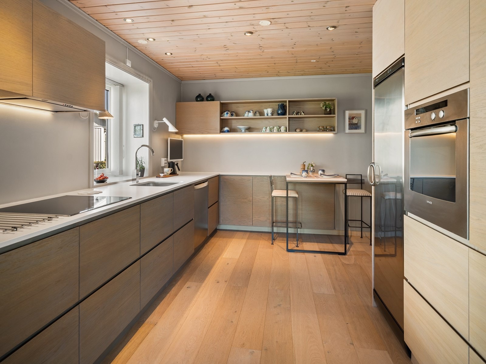 Stilfullt plassbygget eikekjøkken av håndtverksnekker. Galleribilde