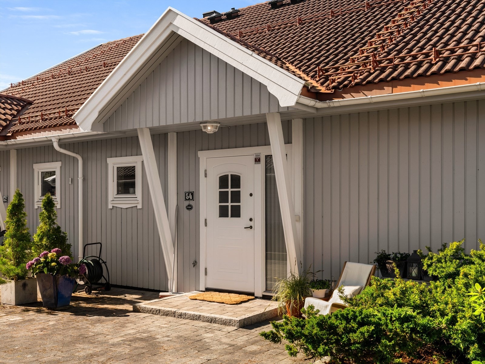 Det er en hyggelig velkomst på meget pent opparbeidede fellesområder og uteområde. Egen inngang til leiligheten. Galleribilde