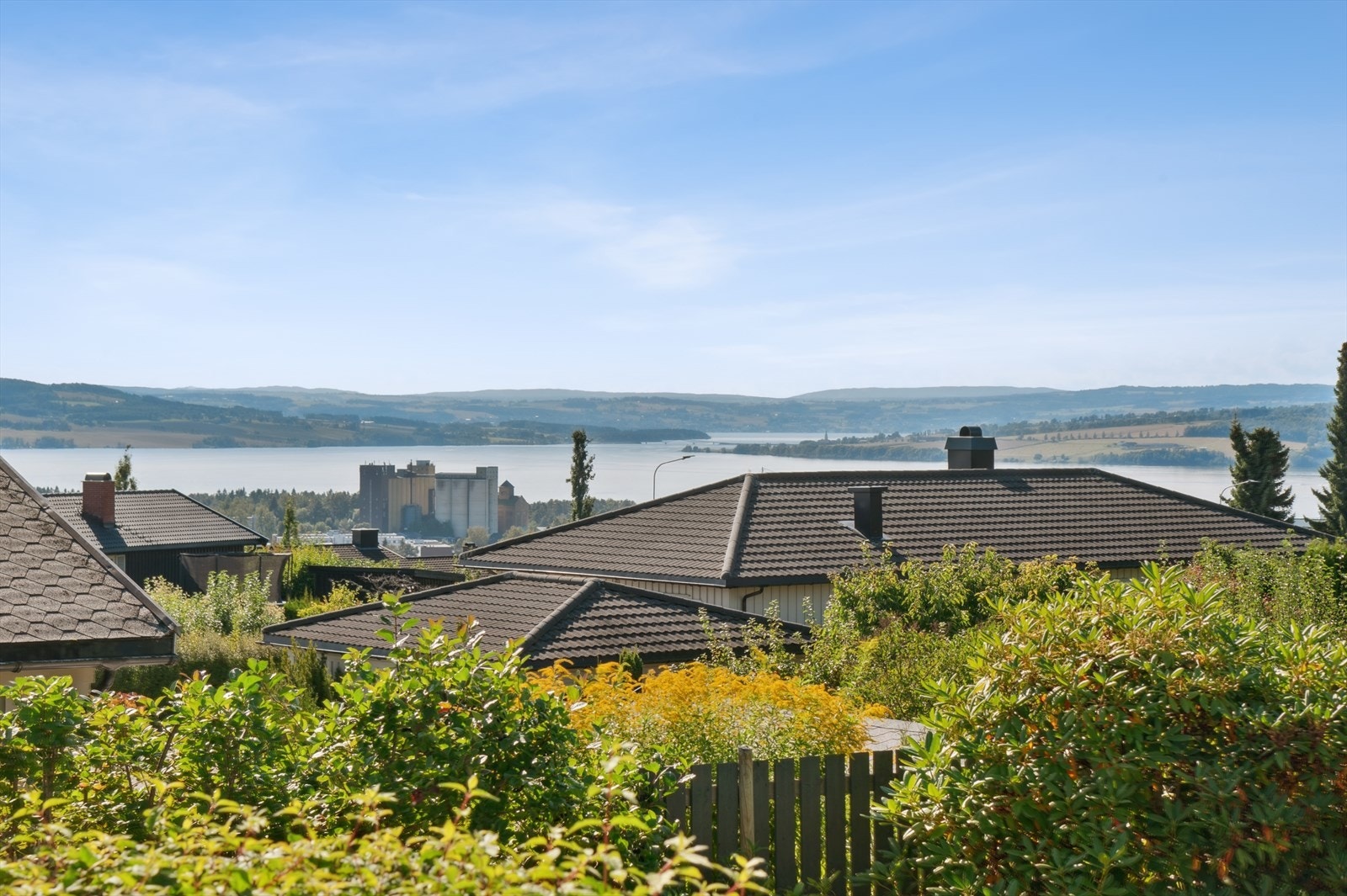 Fantastisk beliggenhet på toppen av Holsjordet i Hamar med nydelig mjøsutsikt! Galleribilde