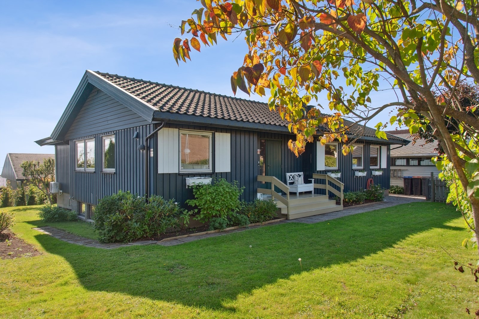 Flotte uteområder på flere sider av boligen. Hagen og uteområdene er godt skjermet har gode solforhold! Galleribilde