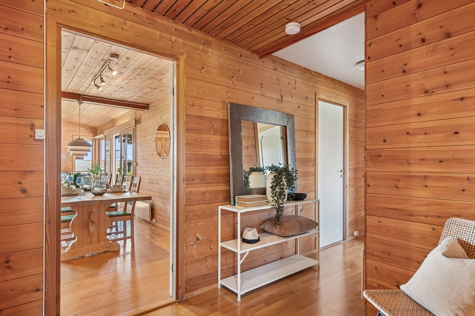 Boligen er oppført i 1977 og 1.etasje består av vindfang, stue, spisestue, kjøkken, bad/toalettrom, vaskerom, toalettrom, og tre soverom Galleribilde