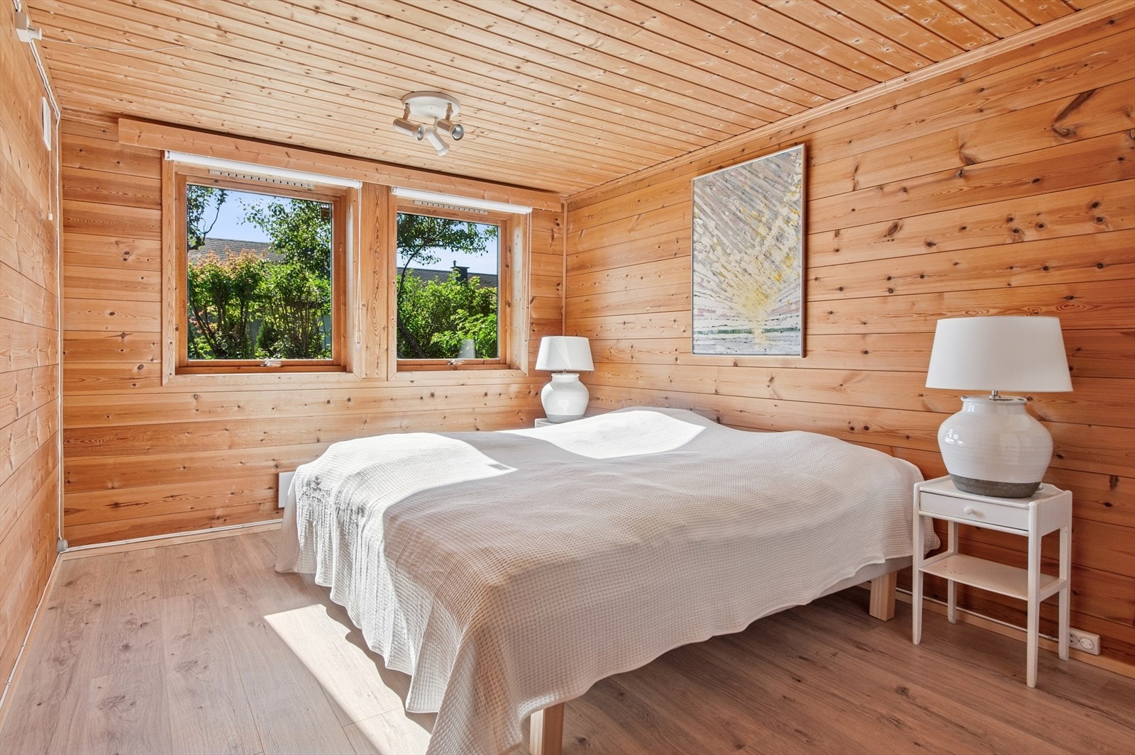 Innredet rom i kjeller som idag benyttes som soverom. Rommet er ikke bruksendret og er derfor ikke godkjent til varig opphold. Galleribilde