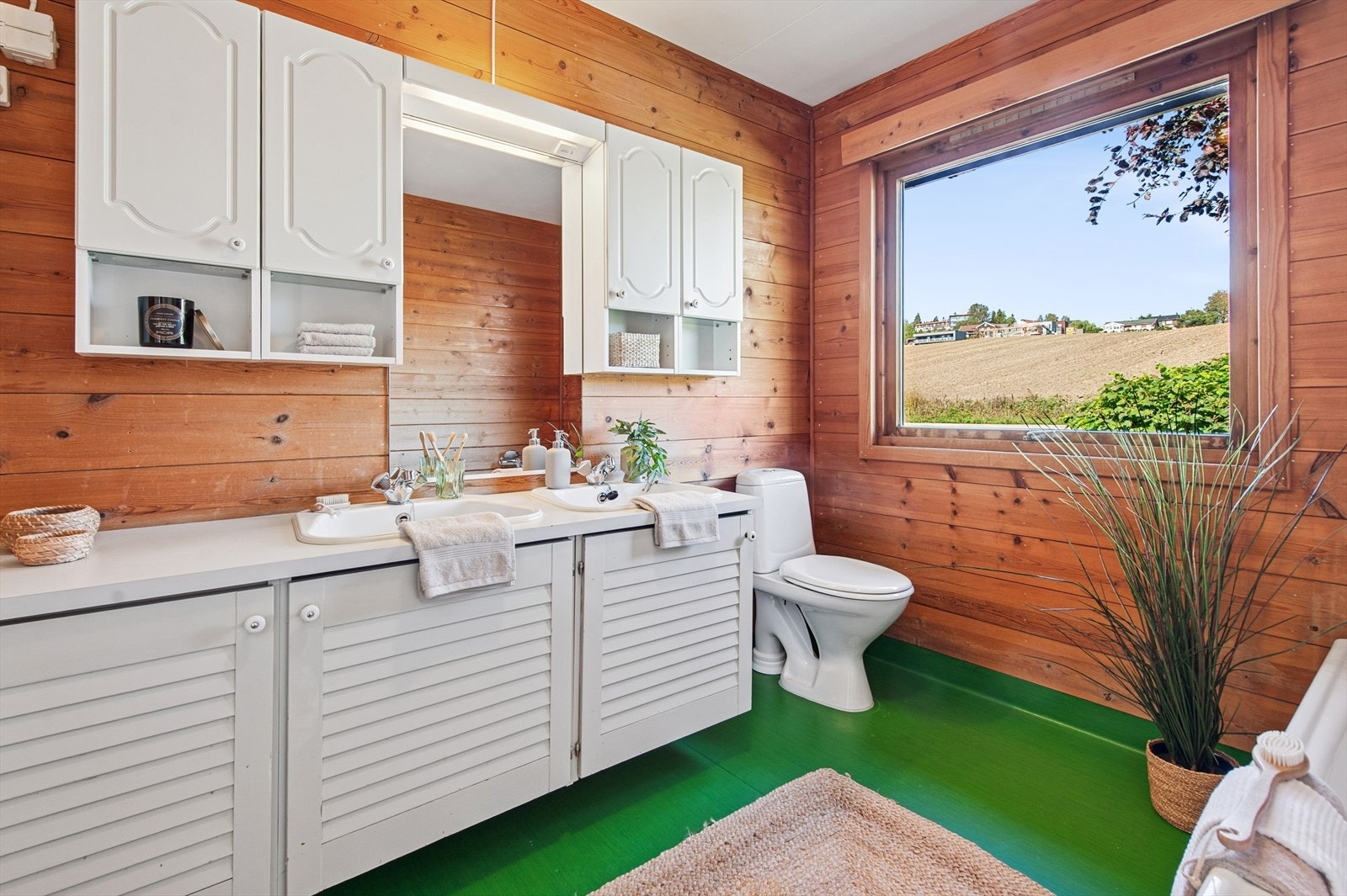 Badet er innredet med romslig baderomsinnredning med to servanter, veggskap med speil og lys. Galleribilde