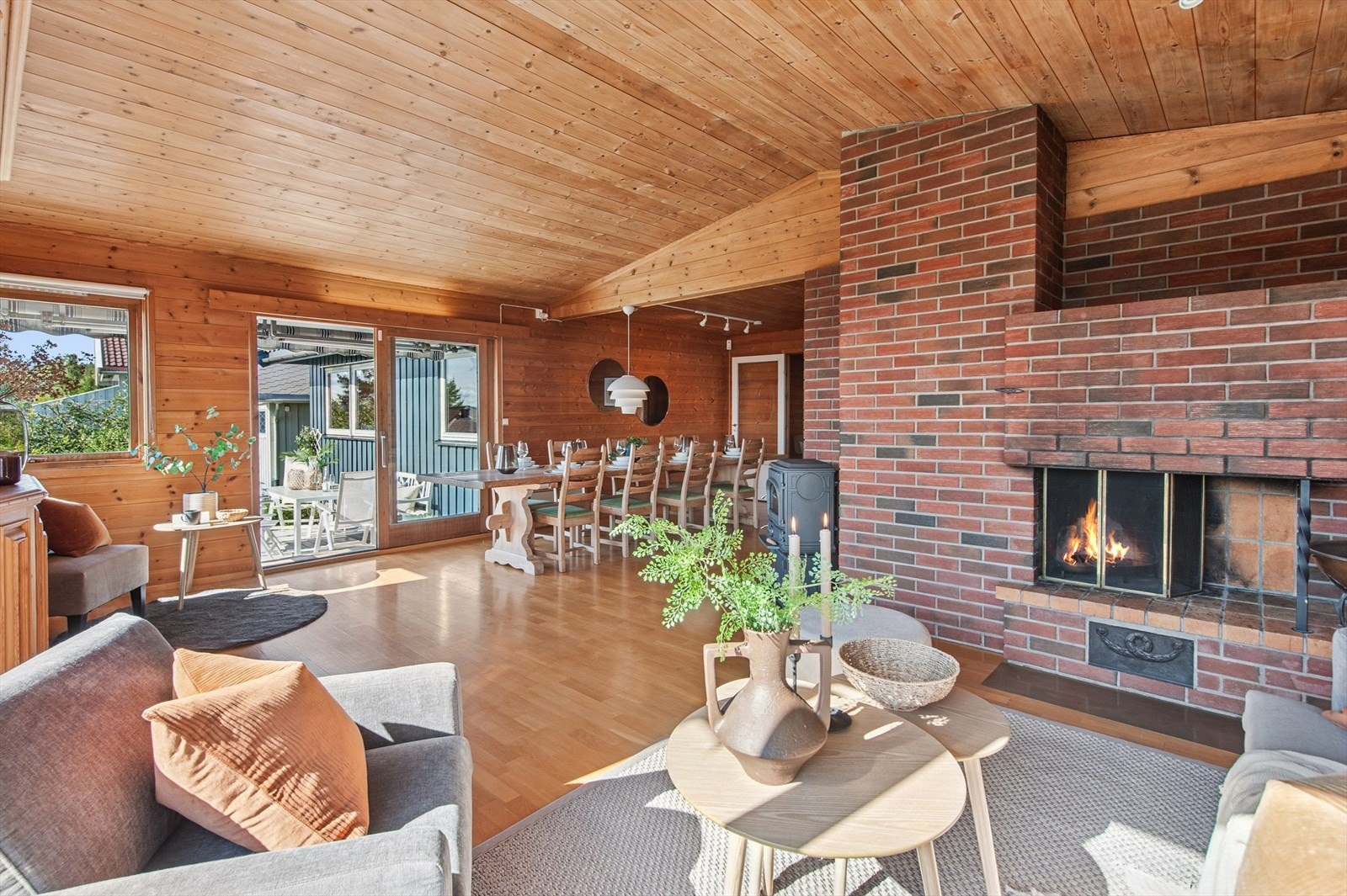 Boligen byr på en en romslig stue og spise-/peisestue. Galleribilde