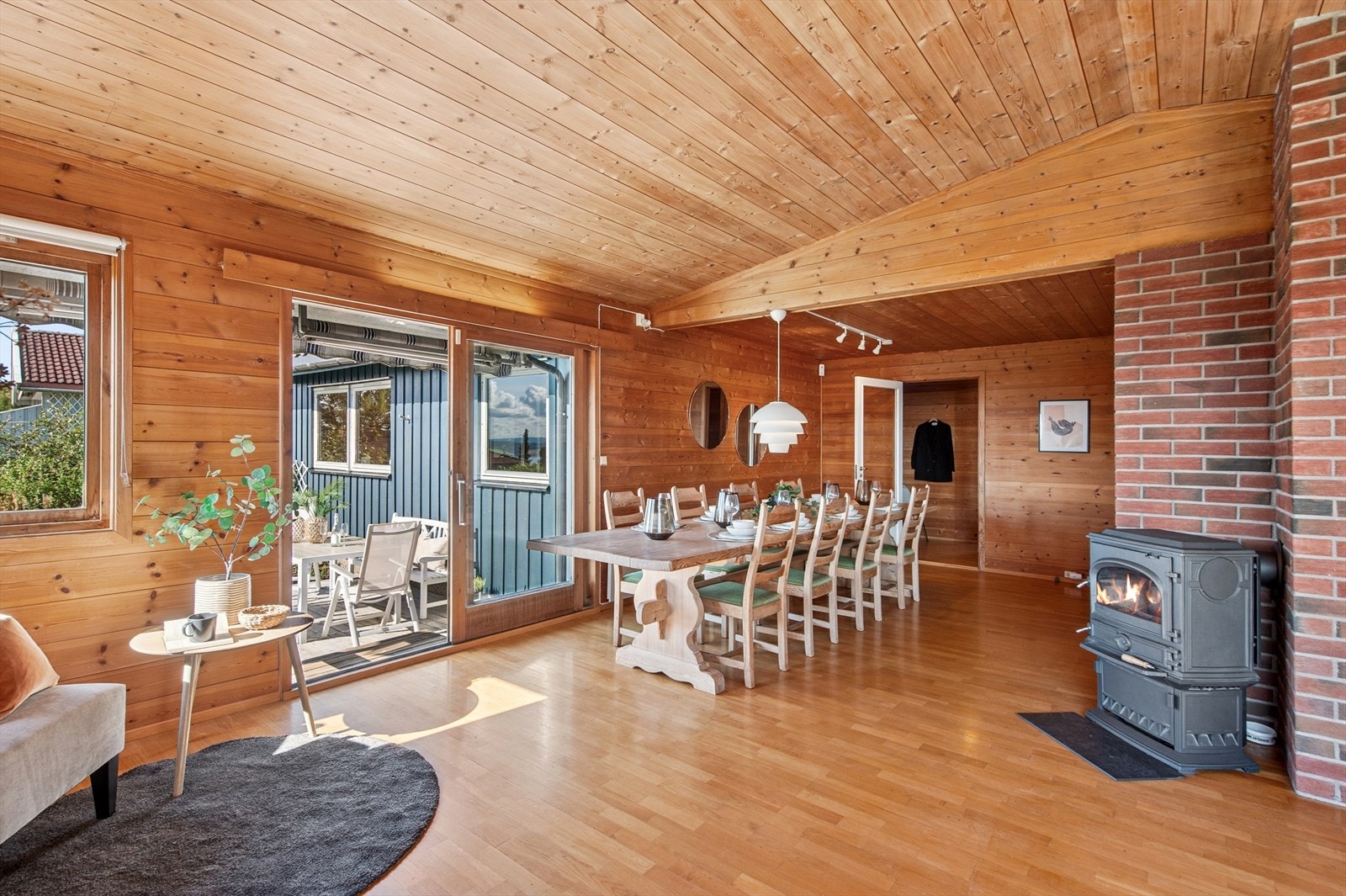 Stuen har også store vindusflater som gir rommet godt med lysinnfall. Galleribilde