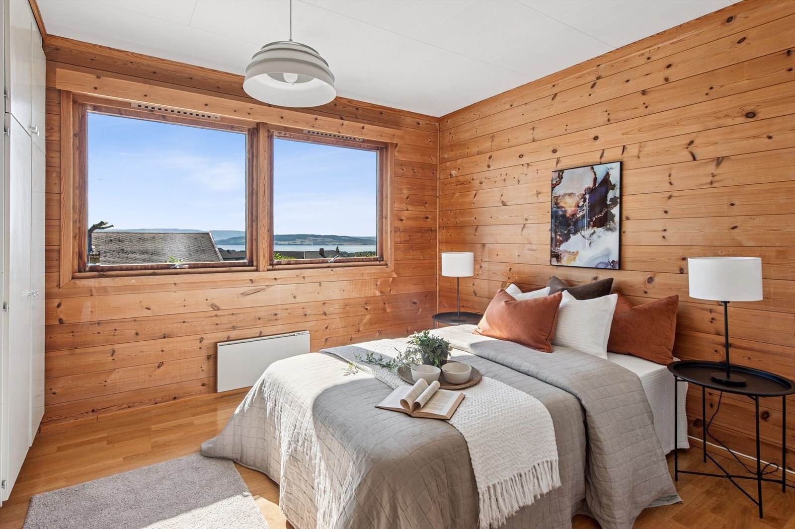 Boligen består av tre soverom i 1.etasje. Galleribilde