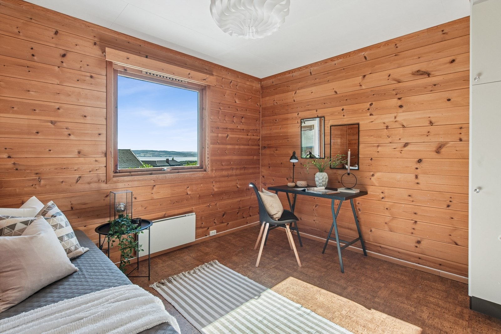 Soverom 2 i fin størrelse, innredet med garderobeskap. Galleribilde