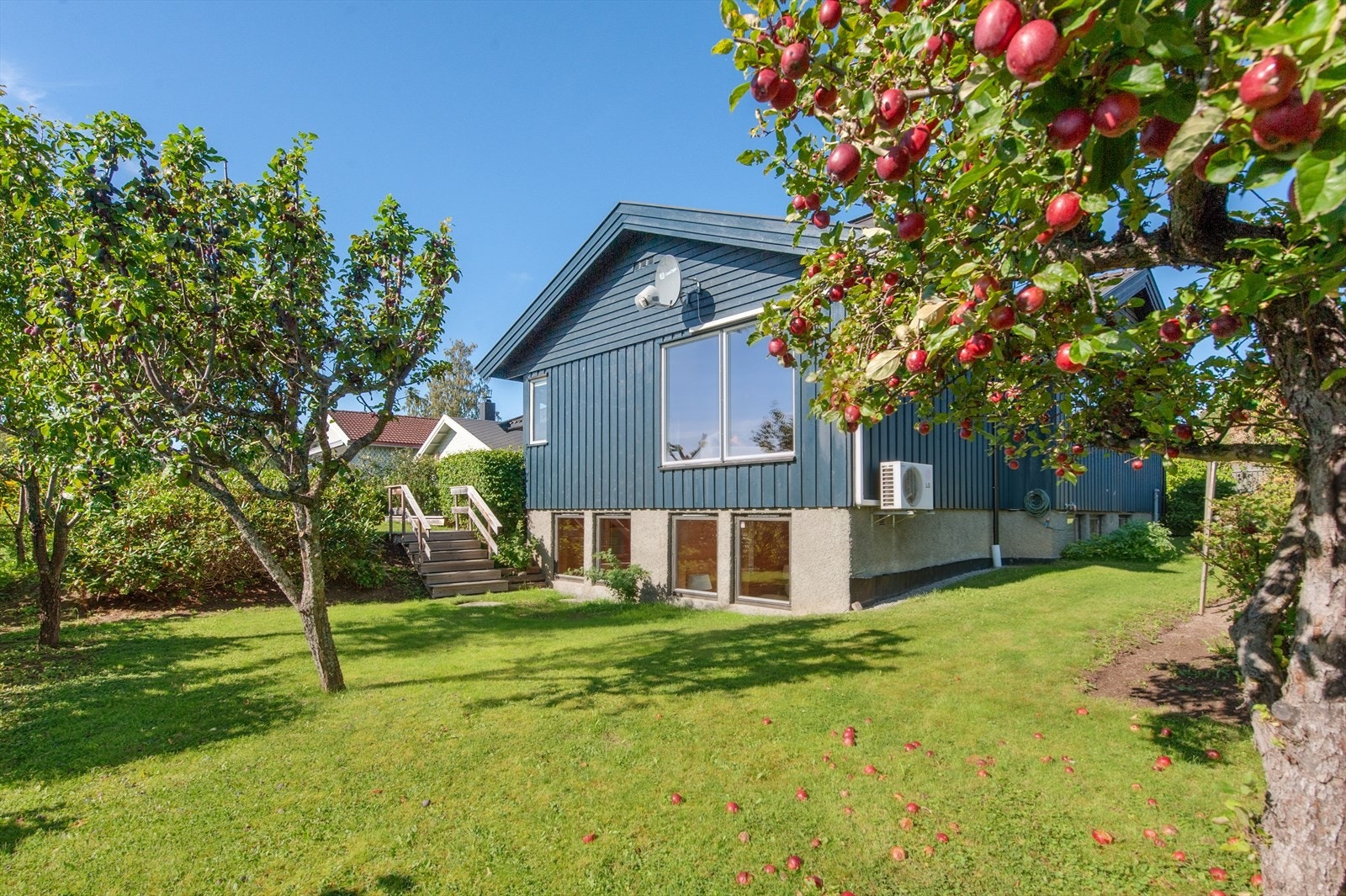 Eiendommen har en frodig og skjermet hage med frukttrær og gode solforhold. Galleribilde