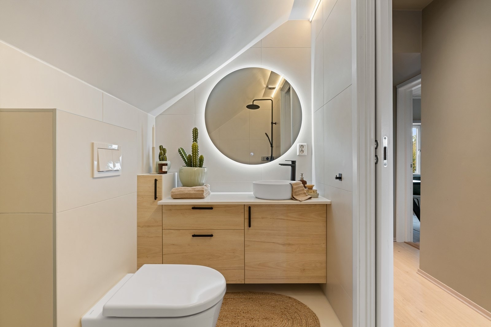 2. Etasje består av et svært lekkert baderom på 3,8 kvm og tre soverom. Galleribilde