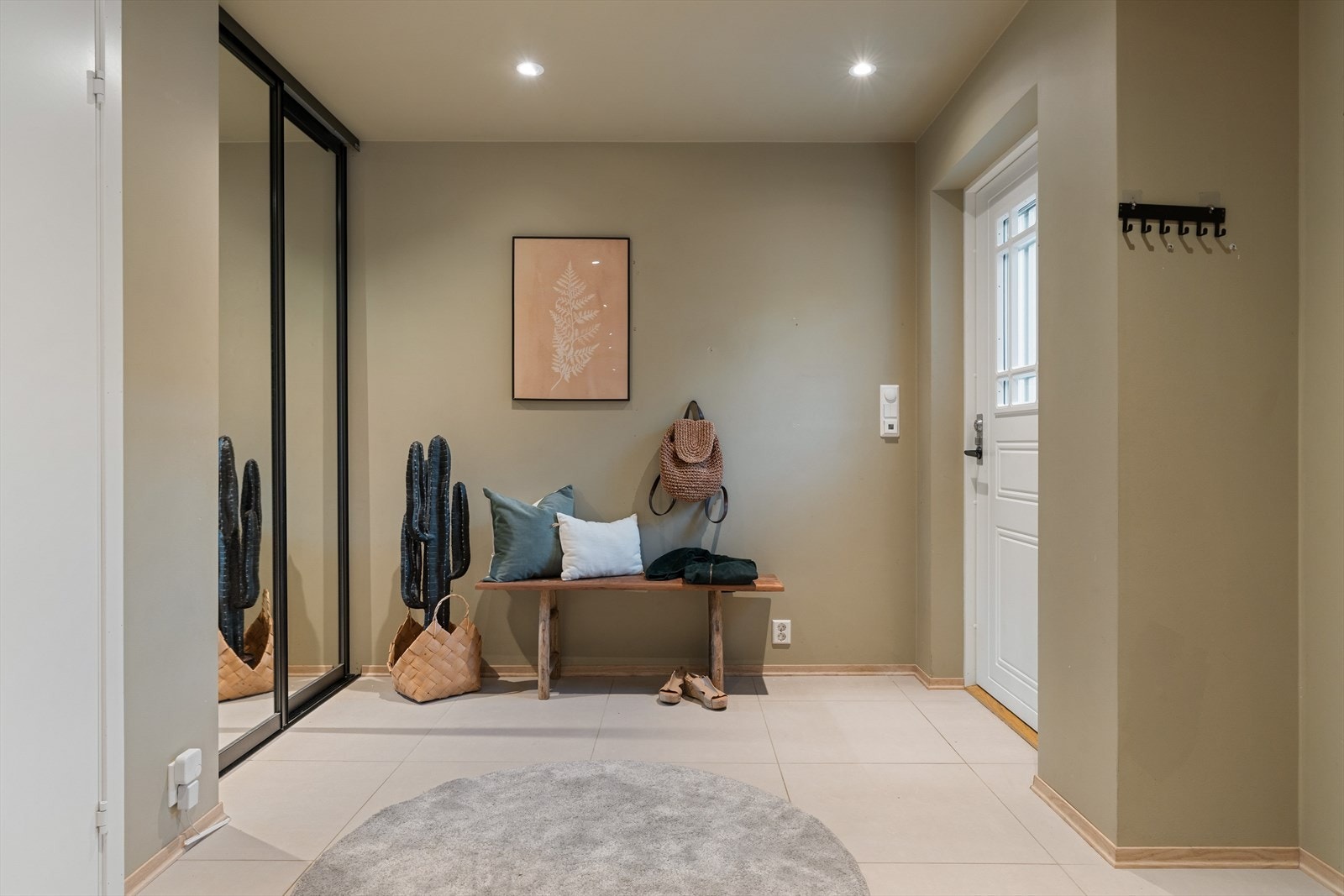 Lekker entré med garderobeløsning og tilgang på en svært praktisk toalettrom. Galleribilde