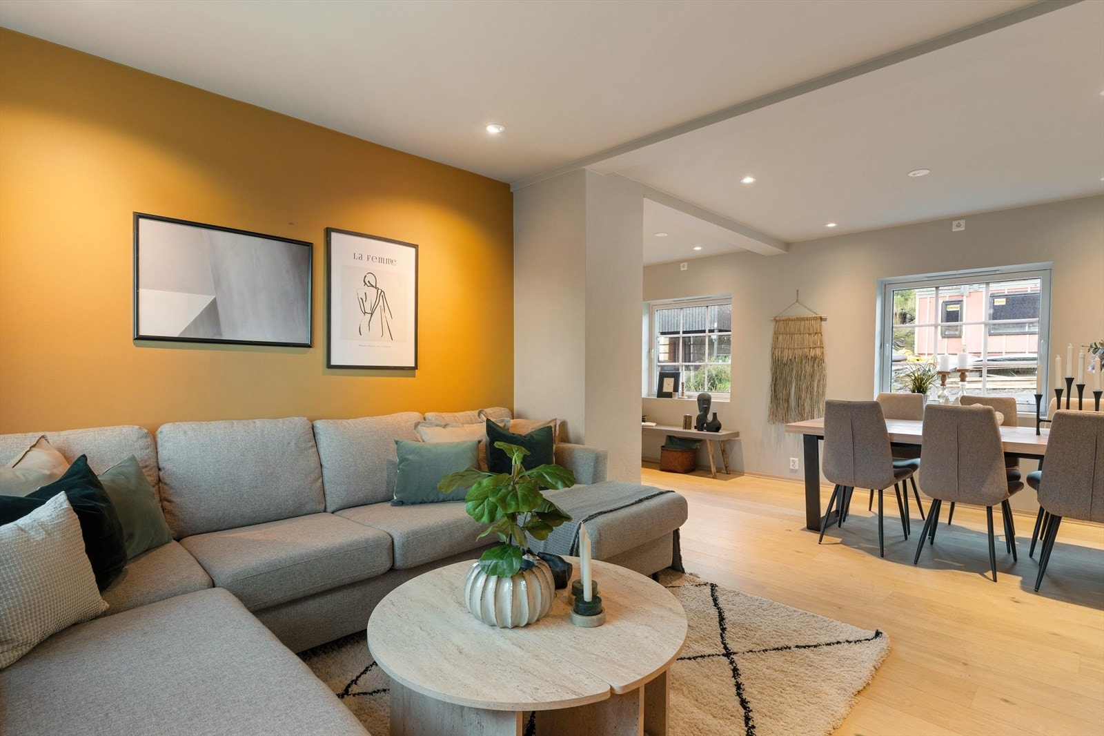 Boligen er i dag innredet med meget praktisk hjørnesofa. Galleribilde