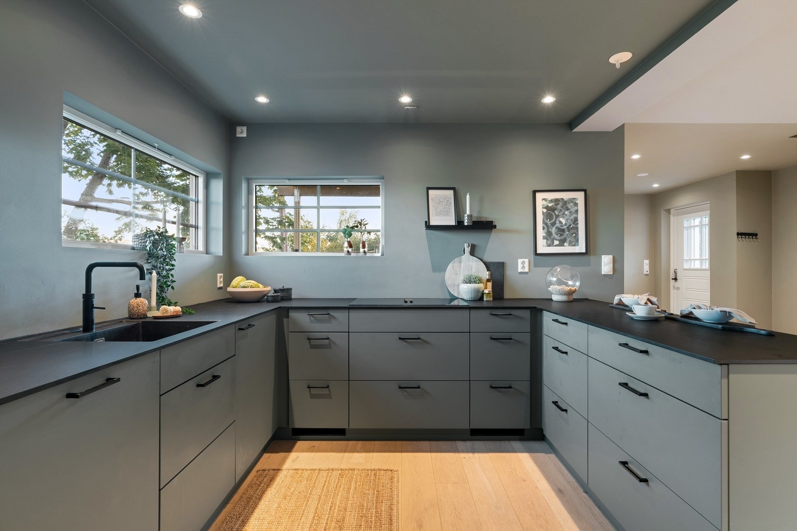 God belysning og naturlig lysinnslipp gir gode arbeidsforhold på kjøkkenet. Galleribilde