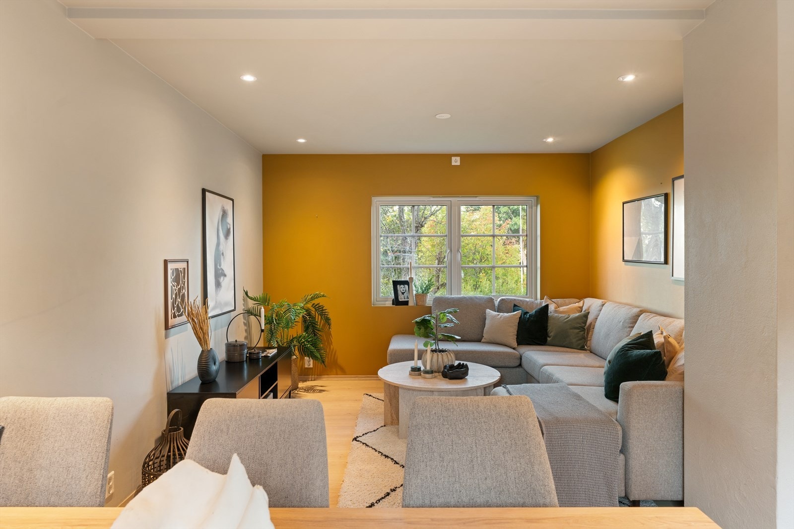 Her har man flere møbleringsmuligheter. Man kan fint endre på spisestue og oppholdsområde. Galleribilde