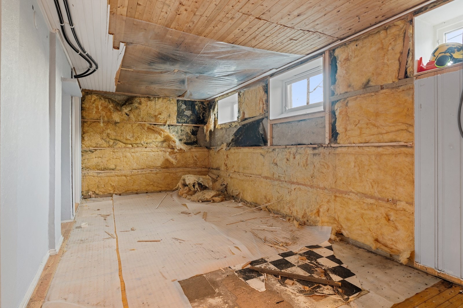 To av rommene i kjelleren står ikke ferdig innredet. Her har man gode muligheter for å sette sitt eget preg på deler av boligen. Galleribilde