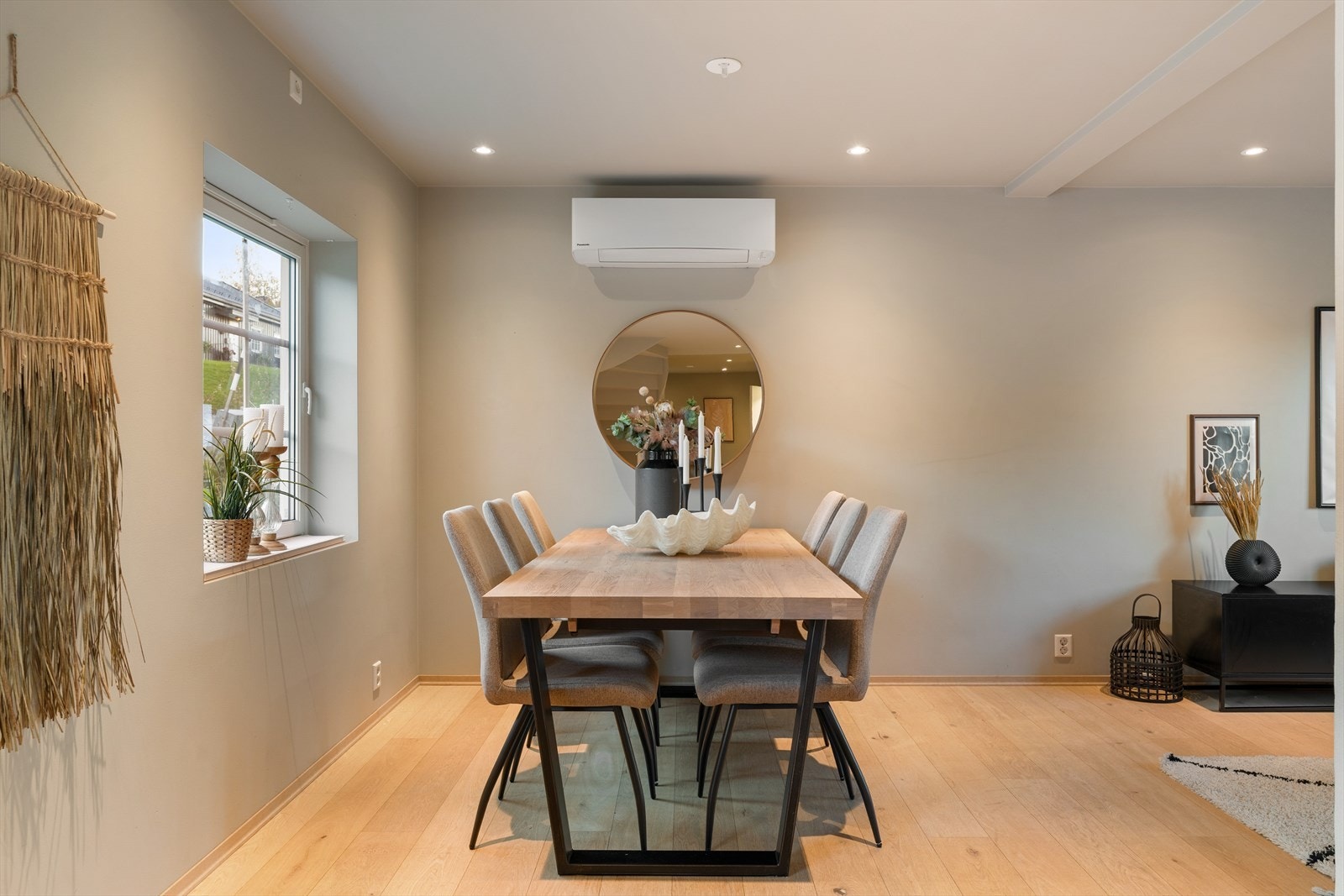 Spisestuen har i dag en flott plassering mellom kjøkken og stue. God plass til større spisestue. Galleribilde