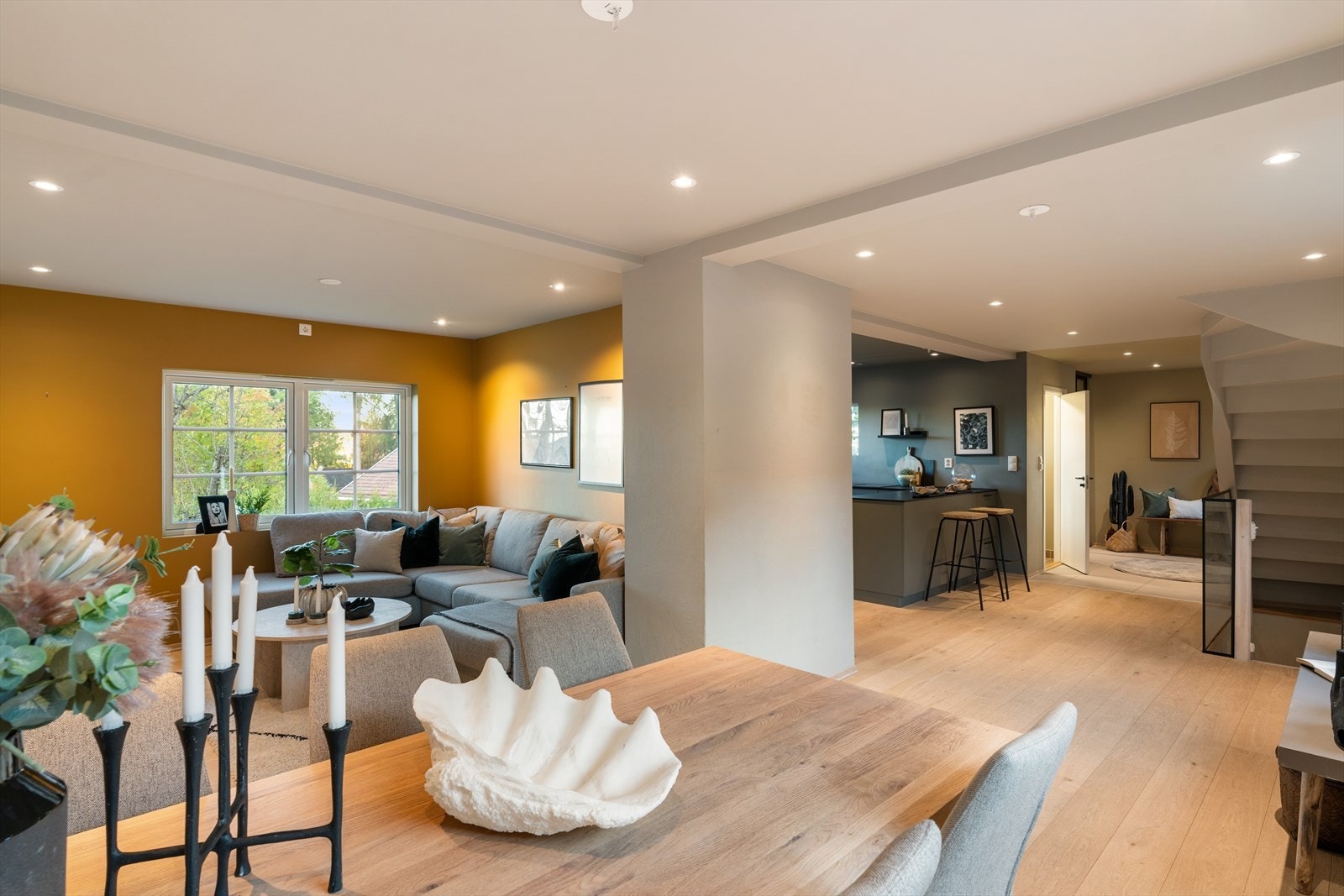 Boligen er oppvarmet med elektrisitet og varmepumpe. Det er også etablert downlights i hele etasjen. Galleribilde