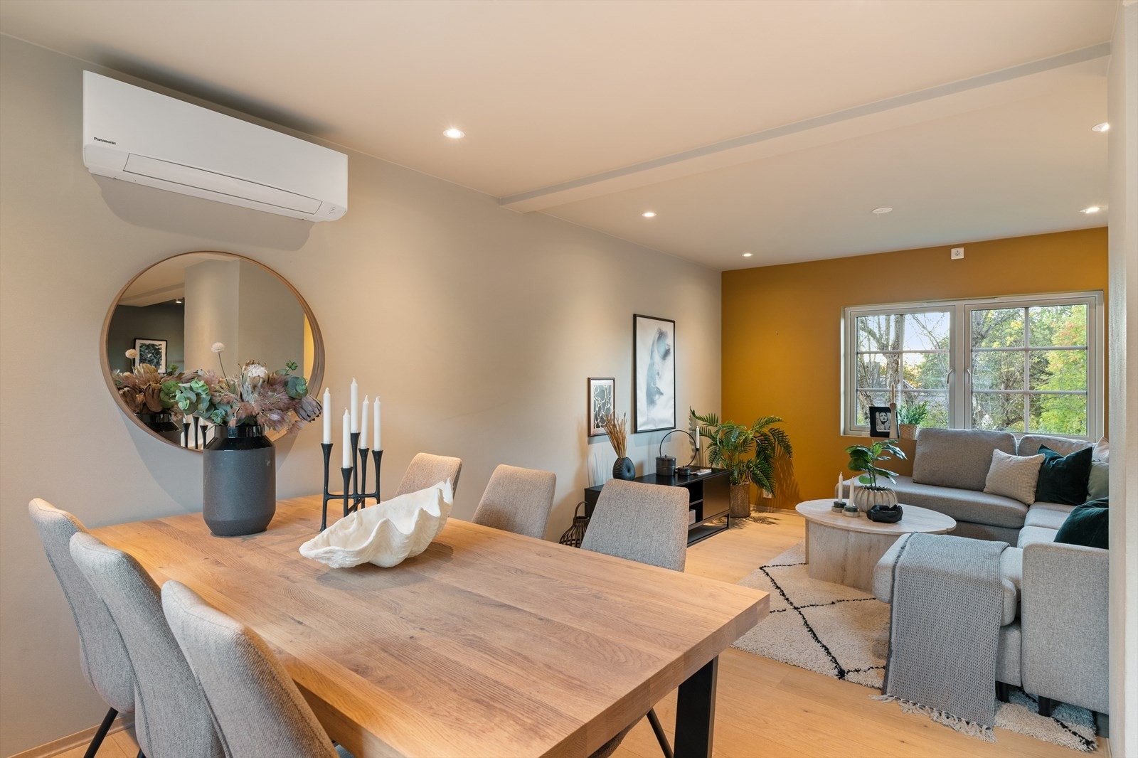 Hovedetasjen består i dag av kjøkken, stue og toalettrom. Stue/spisestuen er på ca 32.kvm. Galleribilde