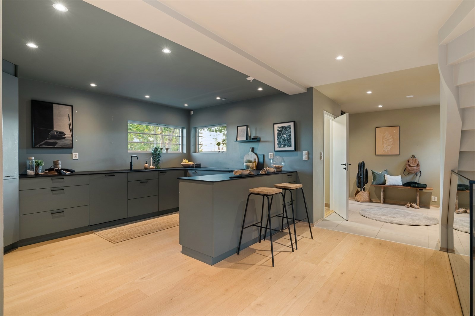 Meget lekker kjøkkenløsning med riklig med skap og benkeplass. Galleribilde