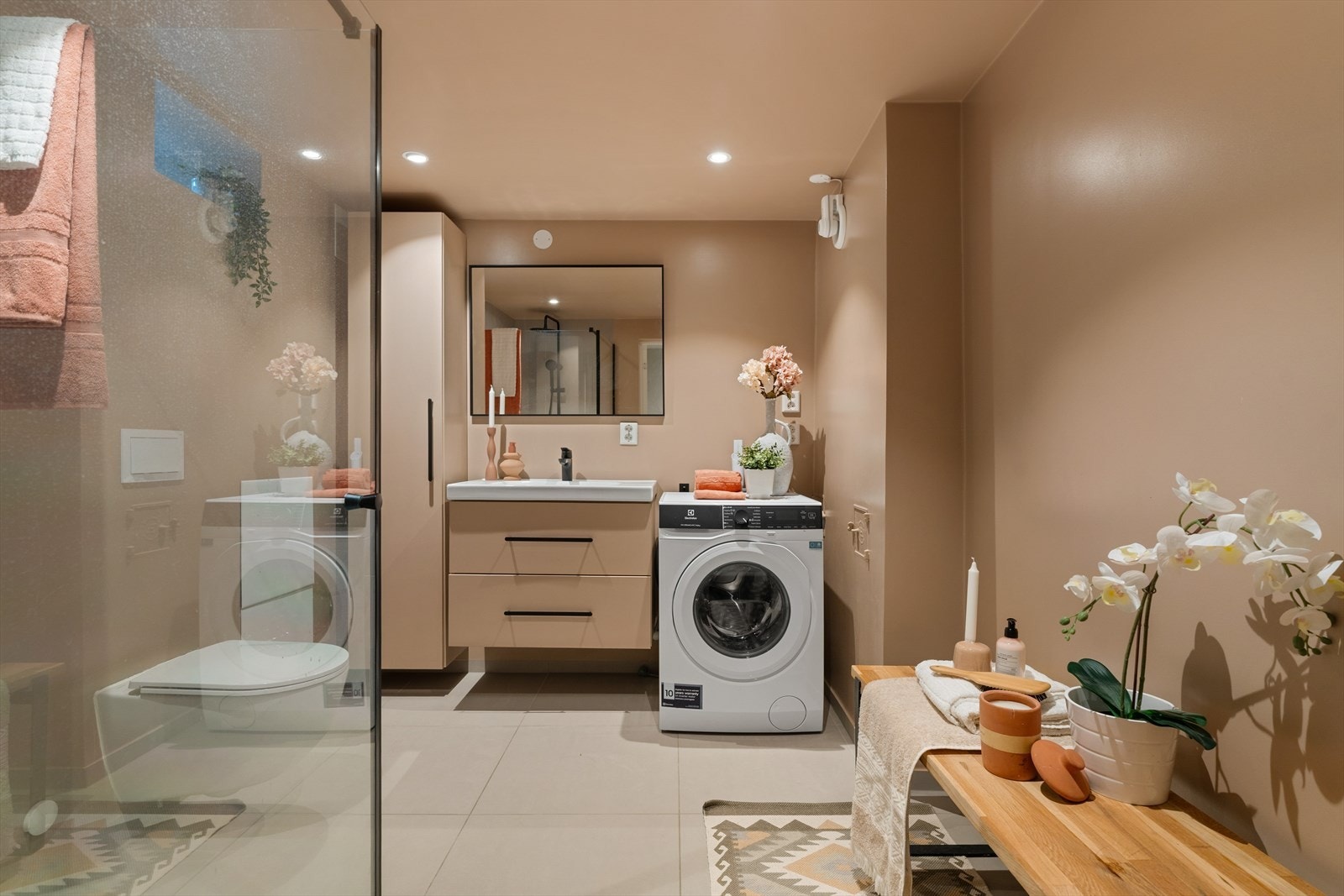 I kjelleren har man et svært lekkert baderom hele 6,2 kvm. Galleribilde