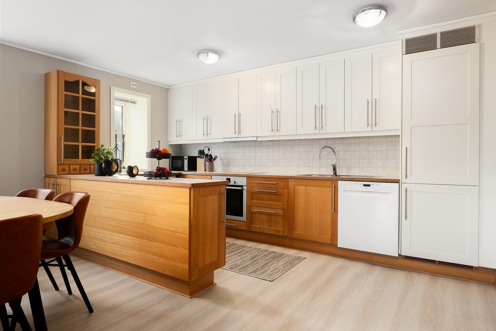 Romslig kjøkken med rikelig skap- og benkeplass. Galleribilde