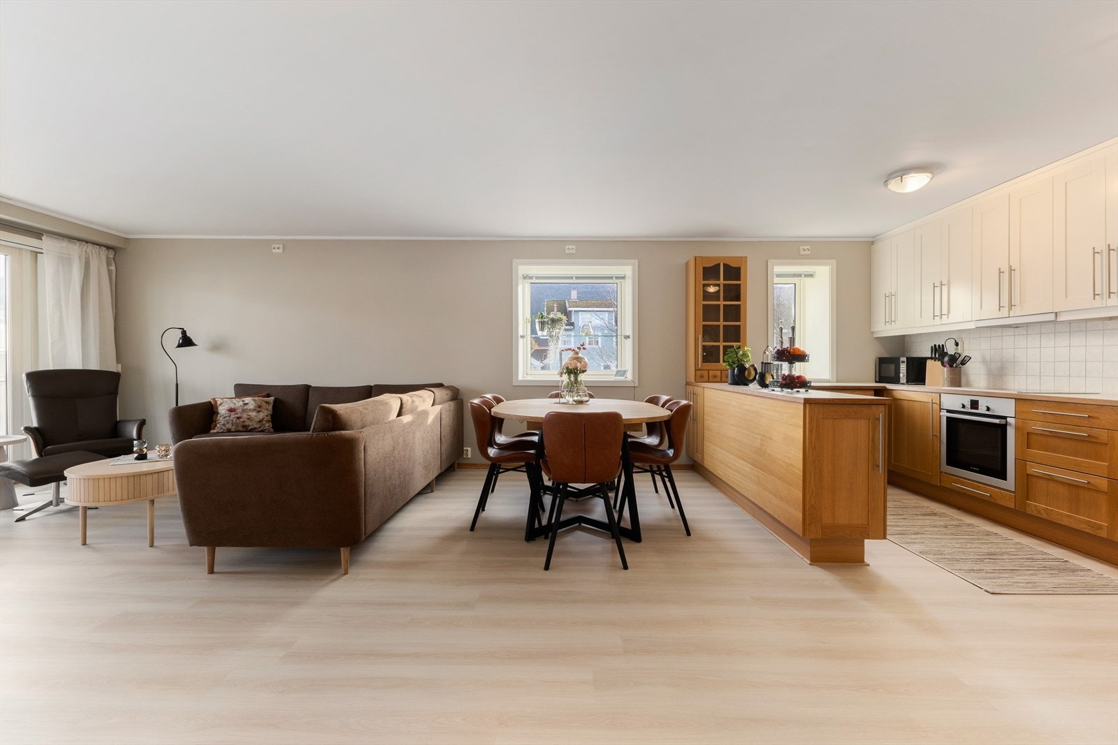 Flott leilighet med en god planløsning. Her får du romslig stue og kjøkken i åpen løsning, entre, to soverom, en innvendig bod samt bad/vaskerom. Galleribilde