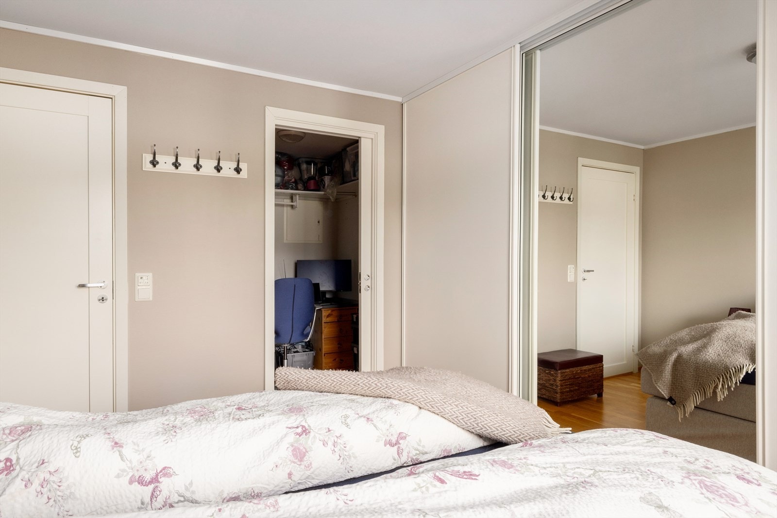 Soverom 1 av 2. Tilgang til bod for ekstra oppbevaring. Her brukt som kontorplass. Galleribilde