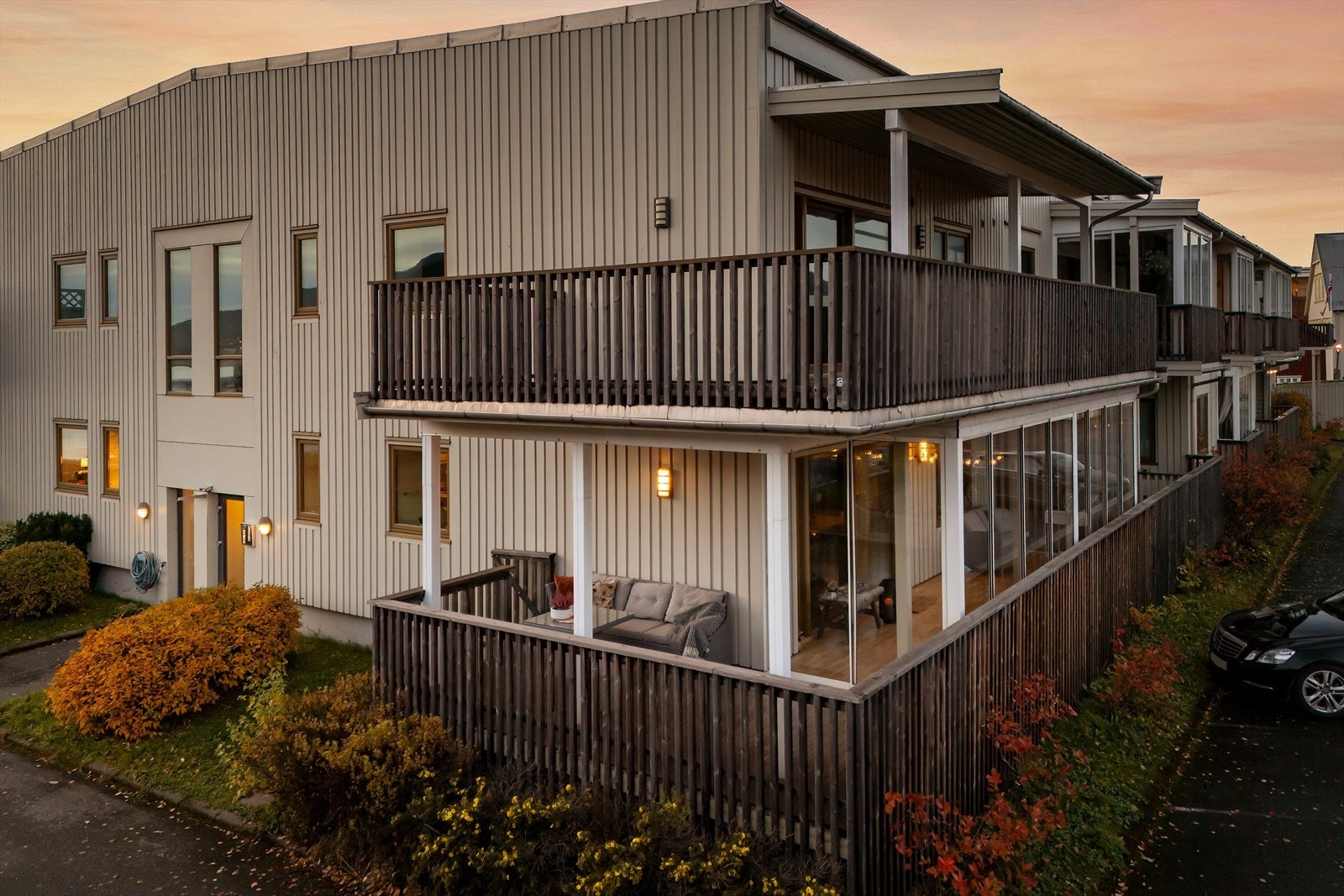 Borettslaget tilbyr hyggelig felles plen med markterrasse - perfekt for samholdet i borettslaget, men også ved besøk av venner, familie og barnebarn. Galleribilde