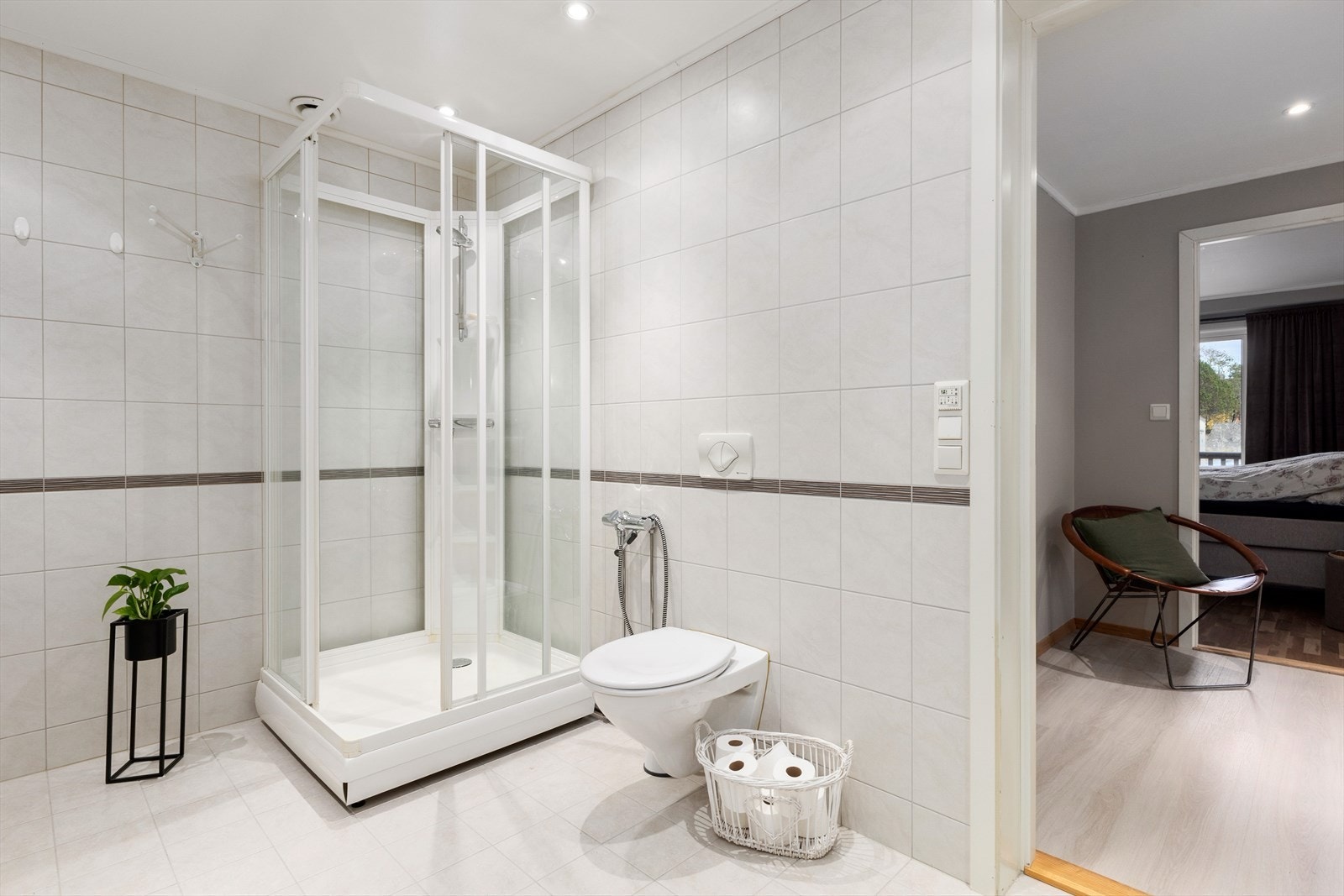 Innredet med vegghengt toalett, dusjkabinett, baderomsinnredning og opplegg for vaskemaskin. Galleribilde