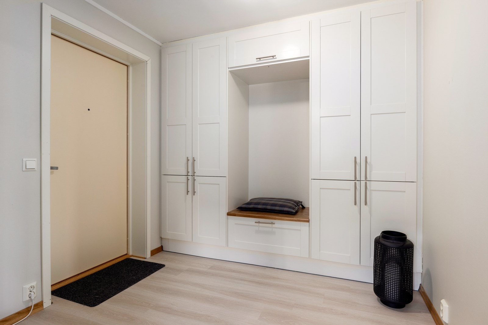 Fjernvarme, fellesstrøm, renovasjon, kom. avgifter, kabel tv/internett, vedlikehold, drift mm. er inkl. i felleskostnadene, og andel fellesgjeld er lav. Galleribilde