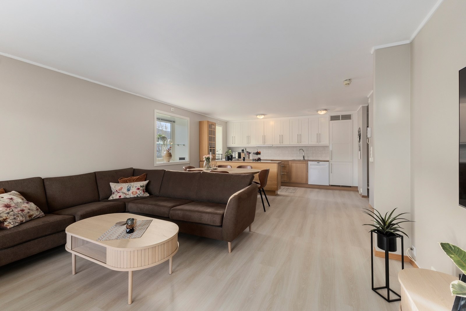 Det er lagt nye, lyse gulv i gang, stue og kjøkken samt malt opp vegger i en nøytral og behagelig farge. Galleribilde