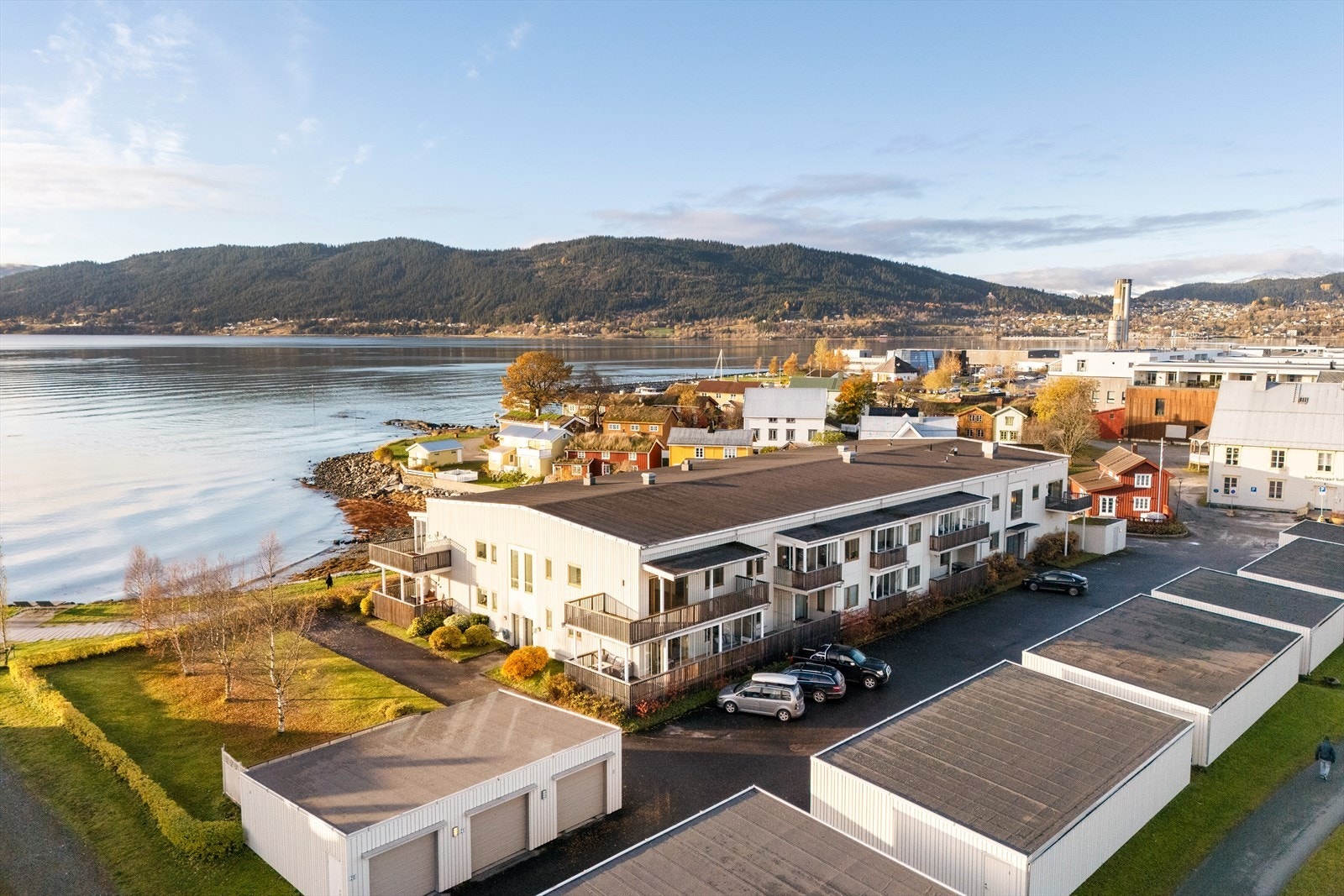 Kort vei til butikker, kaféer, kollektivtransport og fine turområder. Den populære strandpromenaden langs sjøkanten går forbi borettslaget. Galleribilde