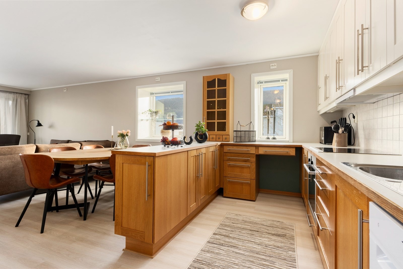 Hvitevarer i kjøkken som koketopp, stekeovn, oppvaskmaskin og frys/kjøleskap medfølger handelen. Galleribilde